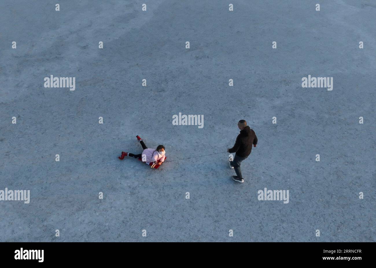 230102 -- TANGSHAN, 2. Januar 2023 -- dieses Luftbild, das am 2. Januar 2023 aufgenommen wurde, zeigt Menschen, die Spaß auf dem Eis in der Tangshan Haigang Economic Development Zone von Tangshan, nordchinesische Provinz Hebei, haben. Foto von /Xinhua CHINA-NEUJAHR URLAUB EIS UND SCHNEE AKTIVITÄTEN CN LiuxMancang PUBLICATIONxNOTxINxCHN Stockfoto