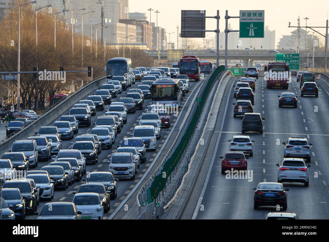 230103 -- PEKING, 3. Januar 2023 -- Fahrzeuge fahren auf der Jianguo Road während der Hauptverkehrszeiten am Morgen im Bezirk Chaoyang von Peking, Hauptstadt von China, 3. Januar 2023. Am Dienstag, dem ersten Arbeitstag des Jahres 2023, erlebte Peking seinen morgendlichen Höhepunkt nach einer stetigen Rückkehr zur Arbeit. CHINA-PEKING-MORGEN GIPFEL CN JuxHuanzong PUBLICATIONxNOTxINxCHN Stockfoto