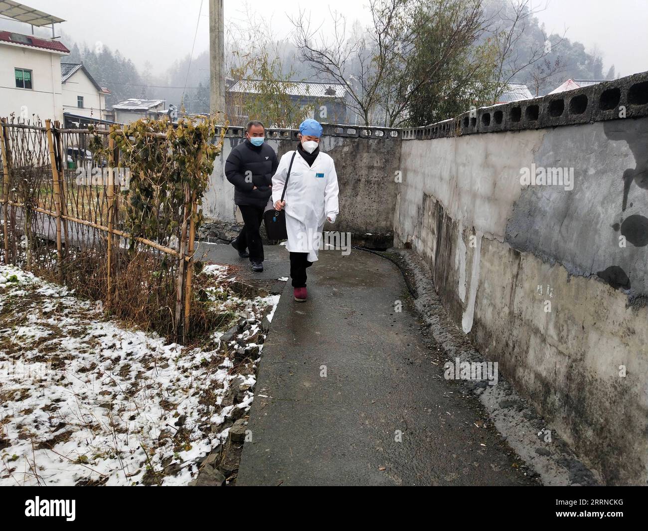 230103 -- CHANGSHA, 3. Januar 2023 -- Landarzt Xiang Kaimin besucht lokale Haushalte in der Gemeinde Shuanglong im Huayuan County, Xiangxi Tujia und der Autonomen Präfektur Miao in der zentralchinesischen Provinz Hunan, 27. Dezember 2022. ZUM Feature: Basisärzte entscheidend für Chinas Anti-COVID-Kampf CHINA-LÄNDLICHE ÄRZTE ANTI-COVID-KAMPF CN Xinhua PUBLICATIONxNOTxINxCHN Stockfoto