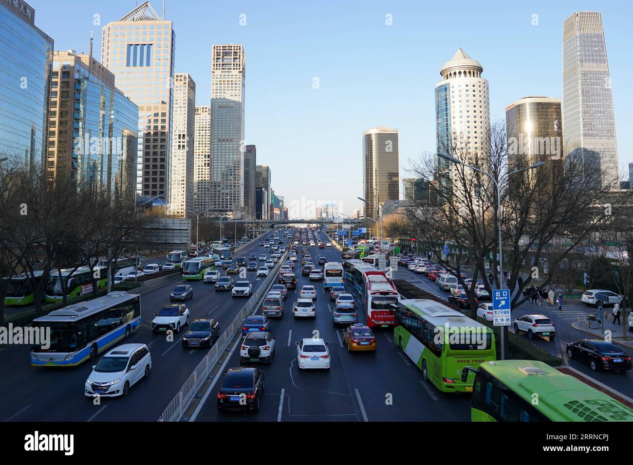 230103 -- PEKING, 3. Januar 2023 -- Fahrzeuge fahren auf der Jianguo Road während der Hauptverkehrszeiten am Morgen im Bezirk Chaoyang von Peking, Hauptstadt von China, 3. Januar 2023. Am Dienstag, dem ersten Arbeitstag des Jahres 2023, erlebte Peking seinen morgendlichen Höhepunkt nach einer stetigen Rückkehr zur Arbeit. CHINA-PEKING-MORGEN GIPFEL CN JuxHuanzong PUBLICATIONxNOTxINxCHN Stockfoto