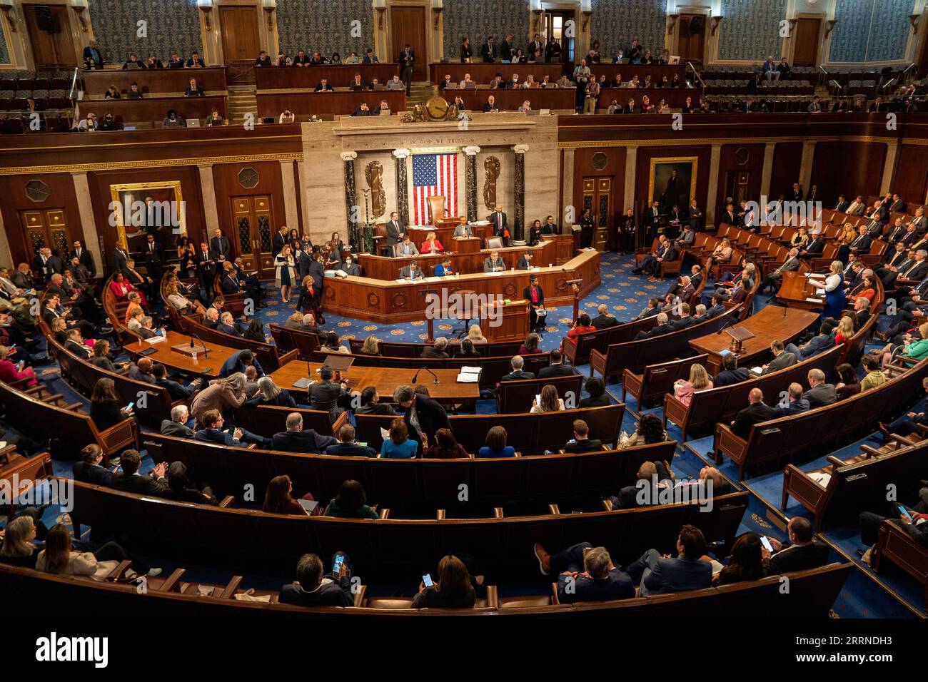 230105 -- WASHINGTON, D.C., 5. Januar 2023 -- die Abgeordneten sprechen im Plenarsaal, während sich das Parlament trifft, um einen Redner in Washington, D.C., den Vereinigten Staaten, zu wählen, 4. Januar 2023. Das Repräsentantenhaus der Vereinigten Staaten ist weiterhin in Aufruhr, und am zweiten Tag der Abstimmung wurde kein Sprecher gewählt. Die Mitglieder des Hauses stimmten am Mittwochabend dafür ab, bis Donnerstagmittag zu vertagen, was eine historische politische Pattsituation verlängert, die die untere Kammer gelähmt hat. U.S.-WASHINGTON, D.C.-HOUSE-TURMOIL LiuxJie PUBLICATIONxNOTxINxCHN Stockfoto