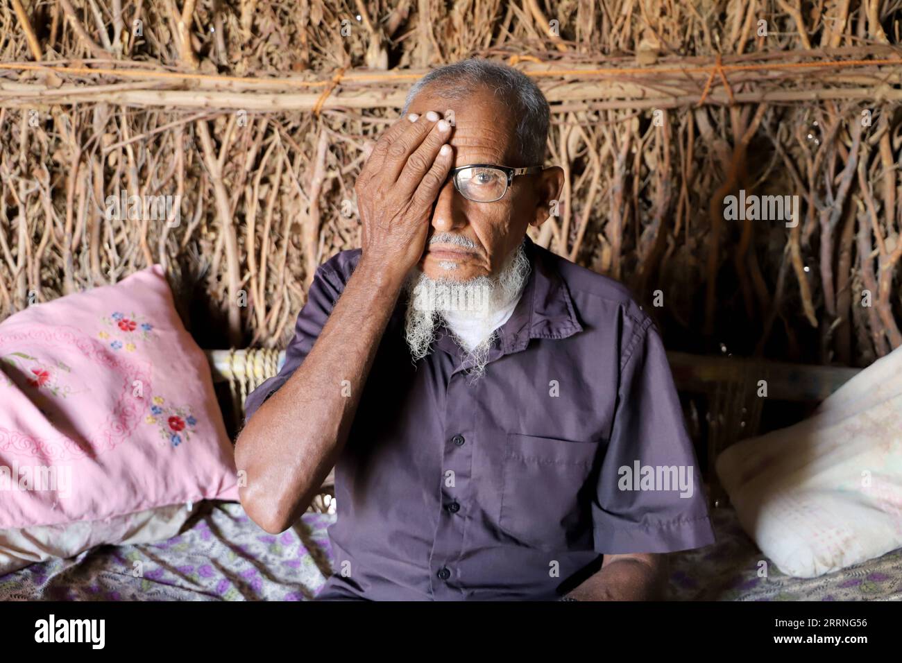 230110 -- HAJJAH, 10. Januar 2023 -- Ein jemenitischer Augenpatient sitzt in seiner Hütte im Bezirk Midi, Provinz Hajjah, Jemen, 8. Januar 2023. ZUR ERGÄNZUNG: Blockade beraubt Augenpatienten der richtigen Behandlung im Nordjemen Foto von /Xinhua JEMEN-HAJAH-EYE-PATIENT-BEHANDLUNG MohammedxAl-Wafi PUBLICATIONxNOTxINxCHN Stockfoto