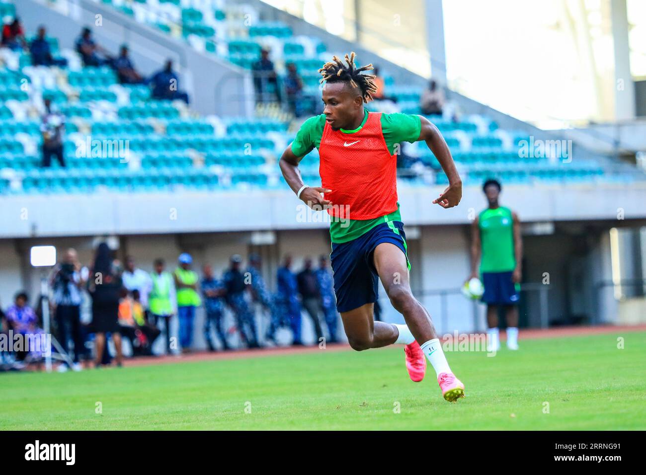 UYO, NIGERIA - 8. SEPTEMBER: Samuel Chukwueze von Super Eagles während einer Trainingseinheit zur Vorbereitung auf die Qualifikation zum Afrikanischen Cup der Nationen 2023 Stockfoto