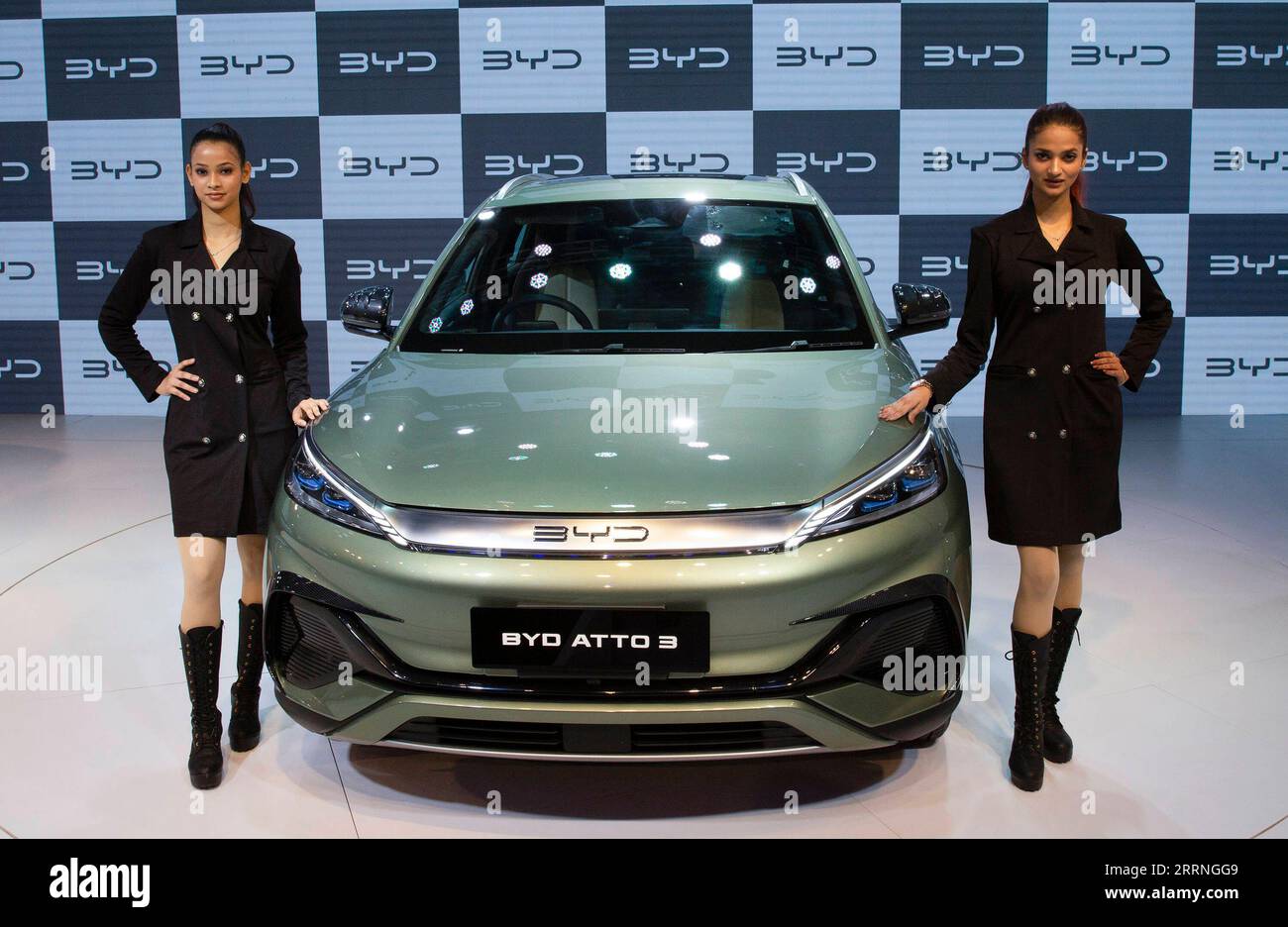 230111 -- NEU DELHI, 11. Januar 2023 -- Modelle stehen neben einem BYD Atto 3 Auto während der Auto Expo 2023 am Rande von Neu Delhi, Indien, 11. Januar 2023. INDIEN-NEU DELHI-AUTO EXPO JavedxDar PUBLICATIONxNOTxINxCHN Stockfoto