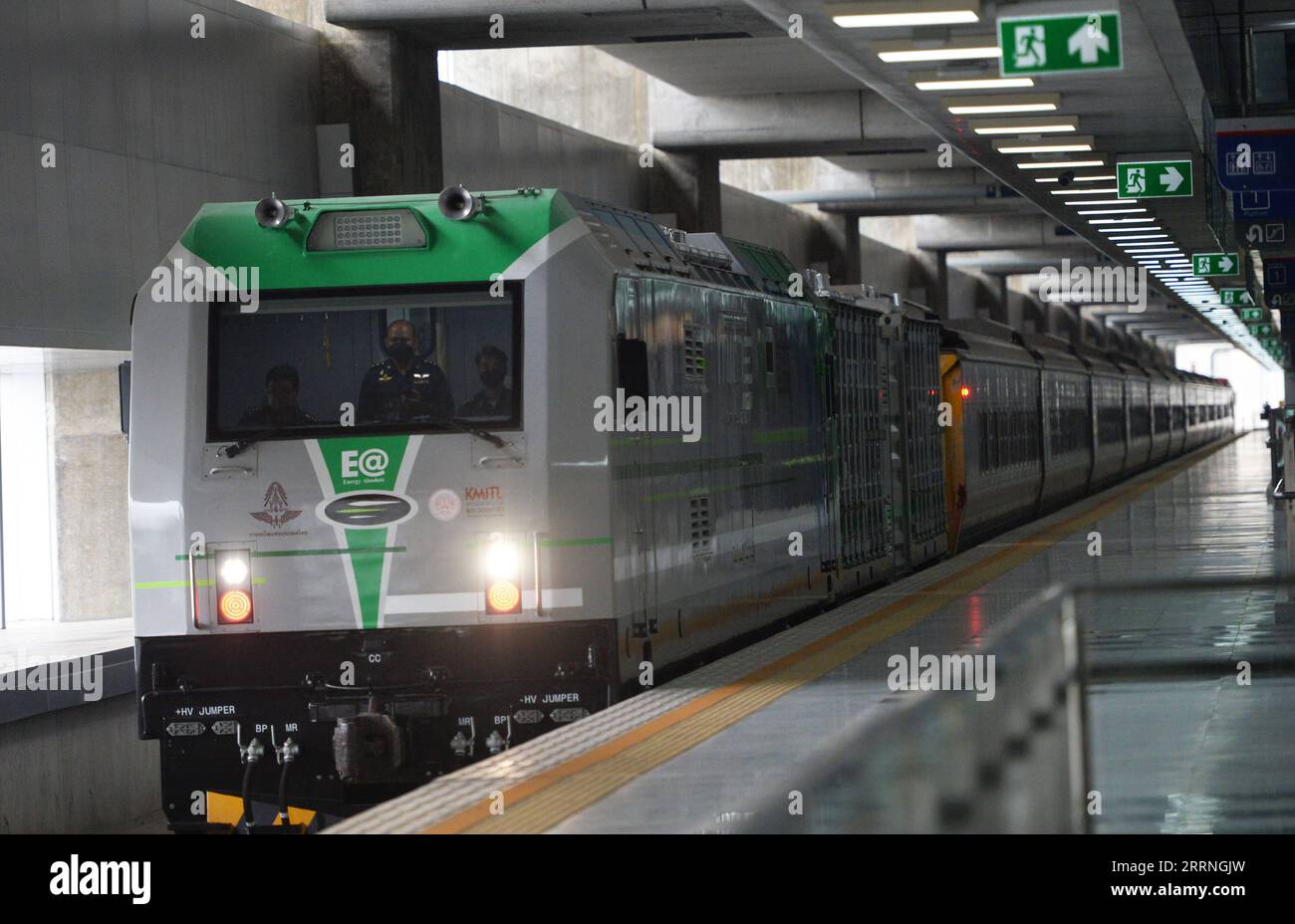 230112 -- BANGKOK, 12. Januar 2023 -- Eine batteriebetriebene Lokomotive der China Railway Rolling Stock Corporation CRRC Dalian Co Ltd zieht am 11. Januar 2023 in Bangkok, Thailand, ein. Die erste batteriebetriebene Lokomotive der CRRC Dalian Co Ltd wurde hier am Mittwoch gegründet, um Thailand bei seinen Bemühungen zu unterstützen, seinen Eisenbahndienst zu verbessern und gleichzeitig die CO2-Emissionen zu senken. THAILAND-BANGKOK-CHINA-BATTERIEBETRIEBENE LOKOMOTIVE, DIE RACHENXSAGEAMSAK PUBLICATIONXNOTXINXCHN STARTET Stockfoto