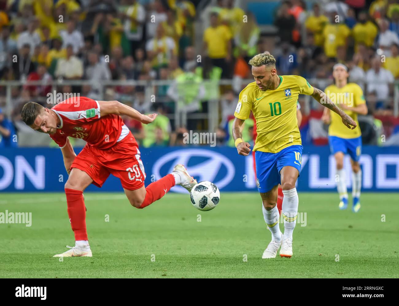 Moskau, Russland - 27. Juni 2018. Der brasilianische Nationalspieler Neymar und der serbische Mittelfeldspieler Sergej Milinkovic-Savic während der FIFA-Weltmeisterschaft 2018 Stockfoto