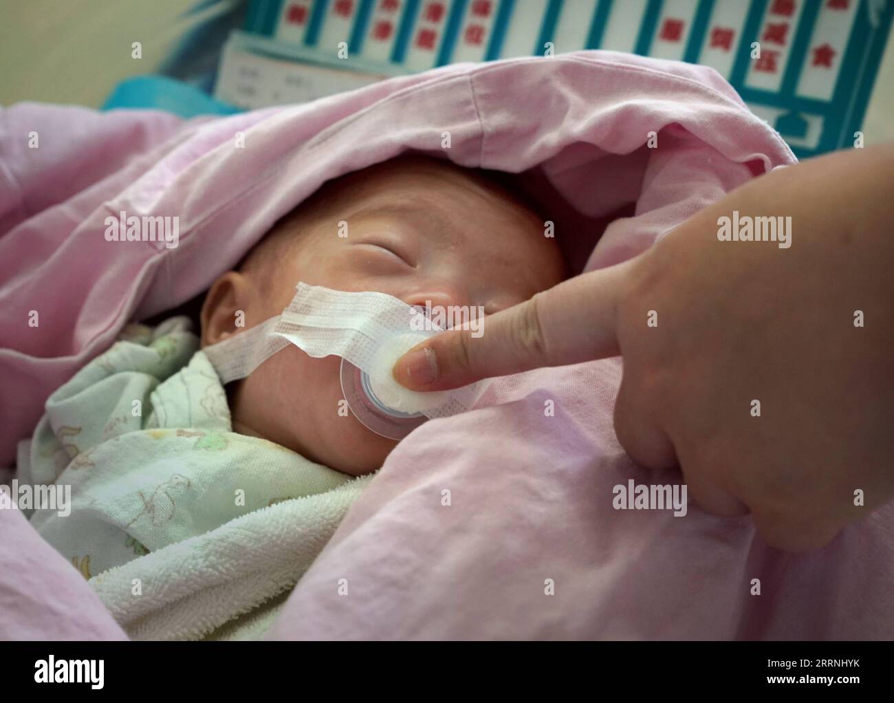 230115 -- ZHENGZHOU, 15. Januar 2023 -- Ein medizinischer Mitarbeiter führt Eine Suck-Ausbildung für ein Kind auf der Neugeborenen-Intensivstation des dritten angeschlossenen Krankenhauses der Zhengzhou Universität in Zhengzhou, Provinz Henan, 10. Januar 2023 durch. Das medizinische Personal hier hat alles getan, um das Leben der Neugeborenen zu retten. CHINA-HENAN-ZHENGZHOU-NEUGEBORENENPFLEGE CN LIXAN PUBLICATIONXNOTXINXCHN Stockfoto