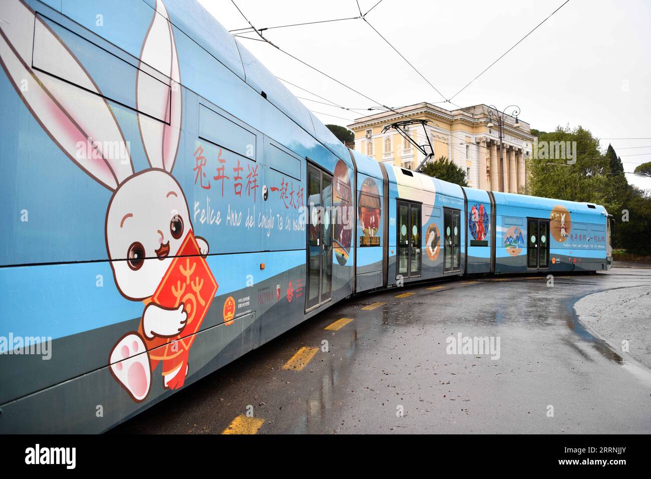 230117 -- ROM, 17. Januar 2023 -- In Rom, Italien, 17. Januar 2023, wird Eine Straßenbahn mit Gemälden zum chinesischen Mondneujahr des Kaninchens gezeigt. Am Dienstag wurde hier eine Straßenbahn mit dem Jahr des Kaninchens vorgestellt, um das bevorstehende chinesische Mondneujahr zu feiern. ITALIEN-ROM-TRAM-JAHR DES KANINCHENS JINXMAMENGNI PUBLICATIONXNOTXINXCHN Stockfoto