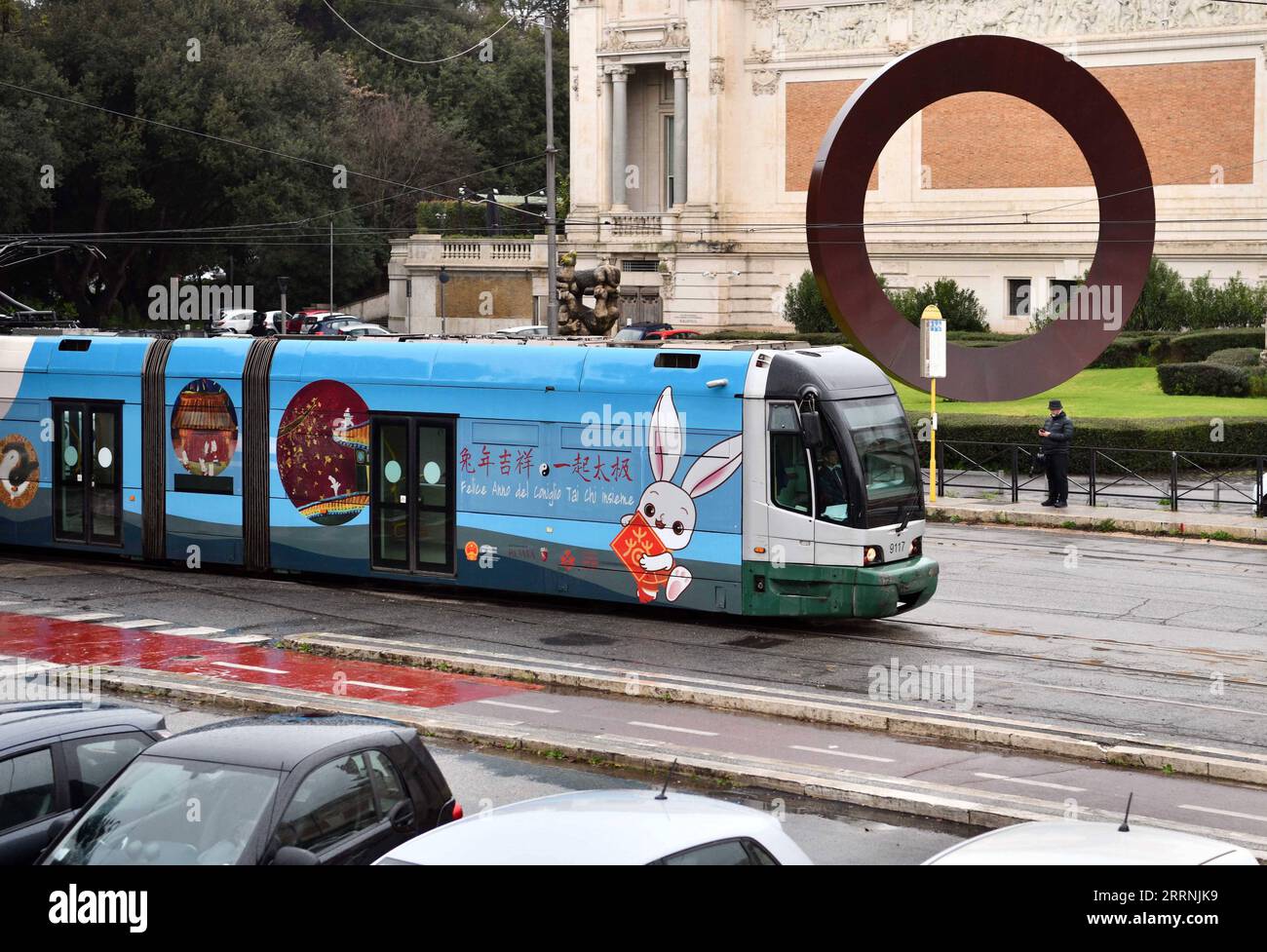 230117 -- ROM, 17. Januar 2023 -- In Rom, Italien, 17. Januar 2023, wird Eine Straßenbahn mit Gemälden zum chinesischen Mondneujahr des Kaninchens gezeigt. Am Dienstag wurde hier eine Straßenbahn mit dem Jahr des Kaninchens vorgestellt, um das bevorstehende chinesische Mondneujahr zu feiern. ITALIEN-ROM-TRAM-JAHR DES KANINCHENS JINXMAMENGNI PUBLICATIONXNOTXINXCHN Stockfoto