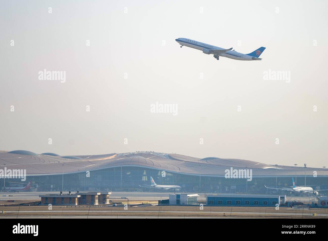 230117 -- PEKING, 17. Januar 2023 -- Flug der China Southern Airlines CZ309 nach Südchina, Hongkong, startet am Beijing Daxing International Airport in Peking, Hauptstadt Chinas, 17. Januar 2023. Mit dem Start des CZ309-Fluges nach Hongkong nahm der Beijing Daxing International Airport am Dienstag den Betrieb internationaler Passagierflüge wieder auf, nachdem China die Präventions- und Bekämpfungspolitik für COVID-19 kontinuierlich optimiert hatte. Als neuester Flughafen Pekings wurde der Beijing Daxing International Airport am 25. September 2019 in Betrieb genommen. Ab dem 14. März 2020 ist der Flughafen Stockfoto