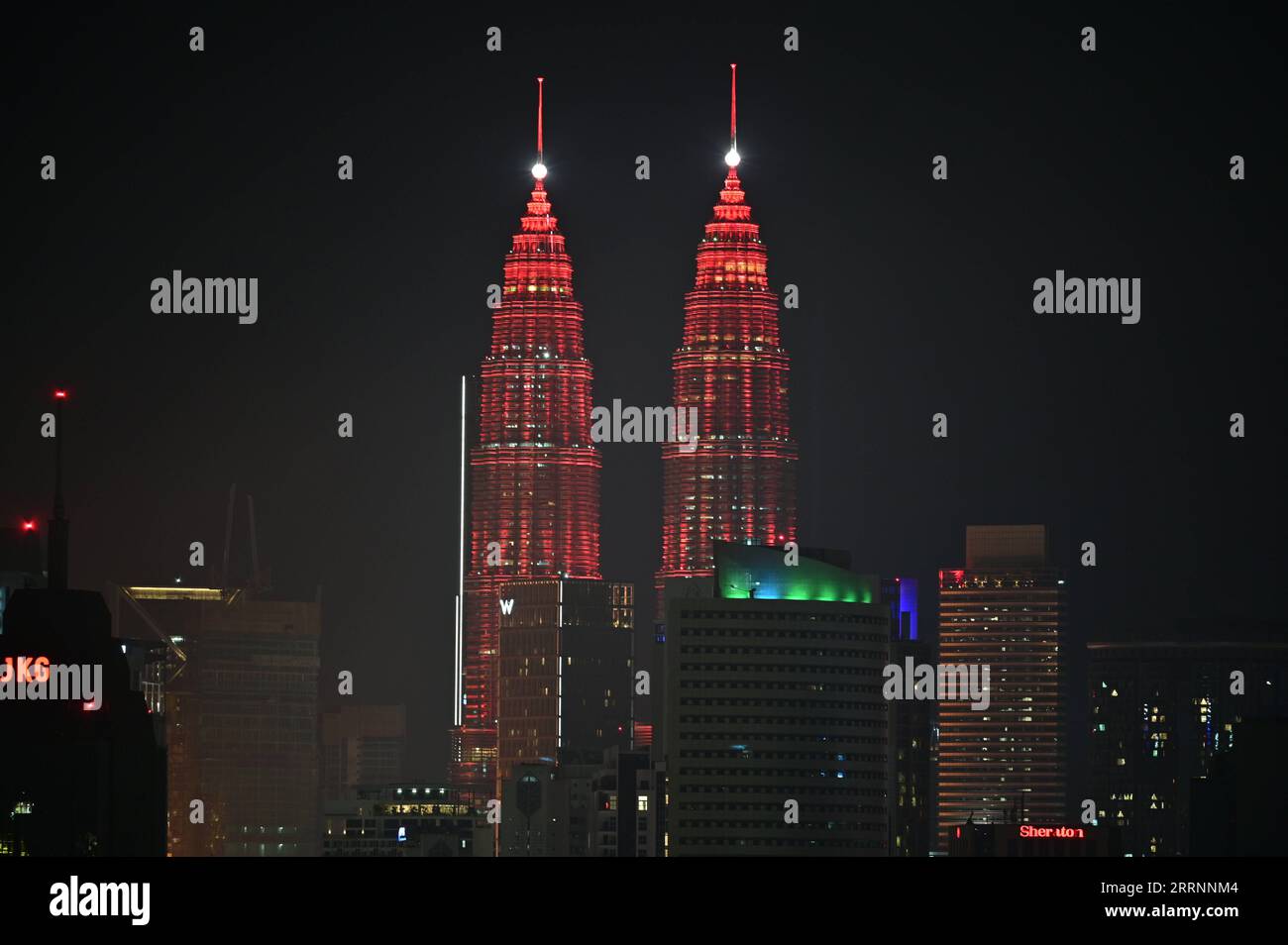 230122 -- KUALA LUMPUR, 22. Januar 2023 -- die Petronas Twin Towers werden anlässlich des chinesischen Neujahrs in Kuala Lumpur, Malaysia, am 21. Januar 2023 rot beleuchtet. Foto von /Xinhua MALAYSIA-KUALA LUMPUR-CHINESISCHE NEUJAHRSFEIER ChongxVoonxChung PUBLICATIONxNOTxINxCHN Stockfoto