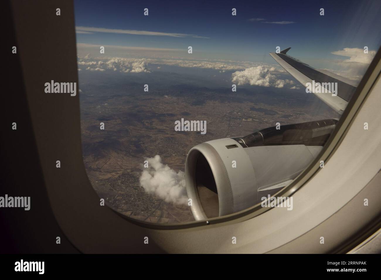 Blick durch ein Flugzeug Fenster Stockfoto