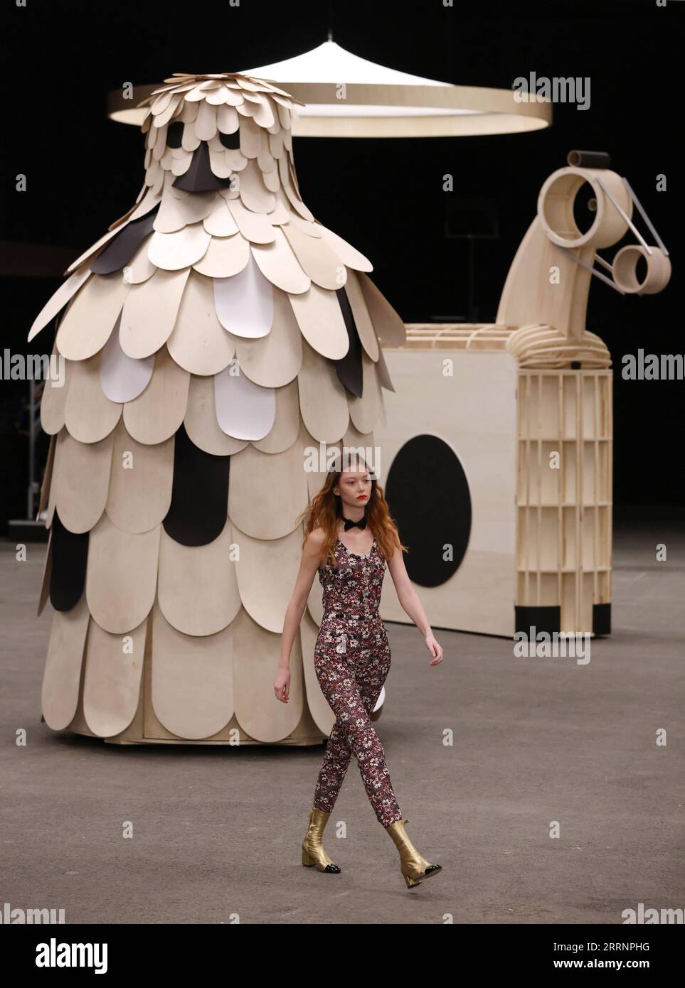 230124 -- PARIS, 24. Januar 2023 -- Ein Modell präsentiert eine Kreation aus den Frühjahr/Sommer 2023-2024 Haute Couture Kollektionen des französischen Modehauses Chanel während der Paris Fashion Week, in Paris, Frankreich, 24. Januar 2023. FRANCE-PARIS-FASHION WEEK-CHANEL GaoxJing PUBLICATIONxNOTxINxCHN Stockfoto