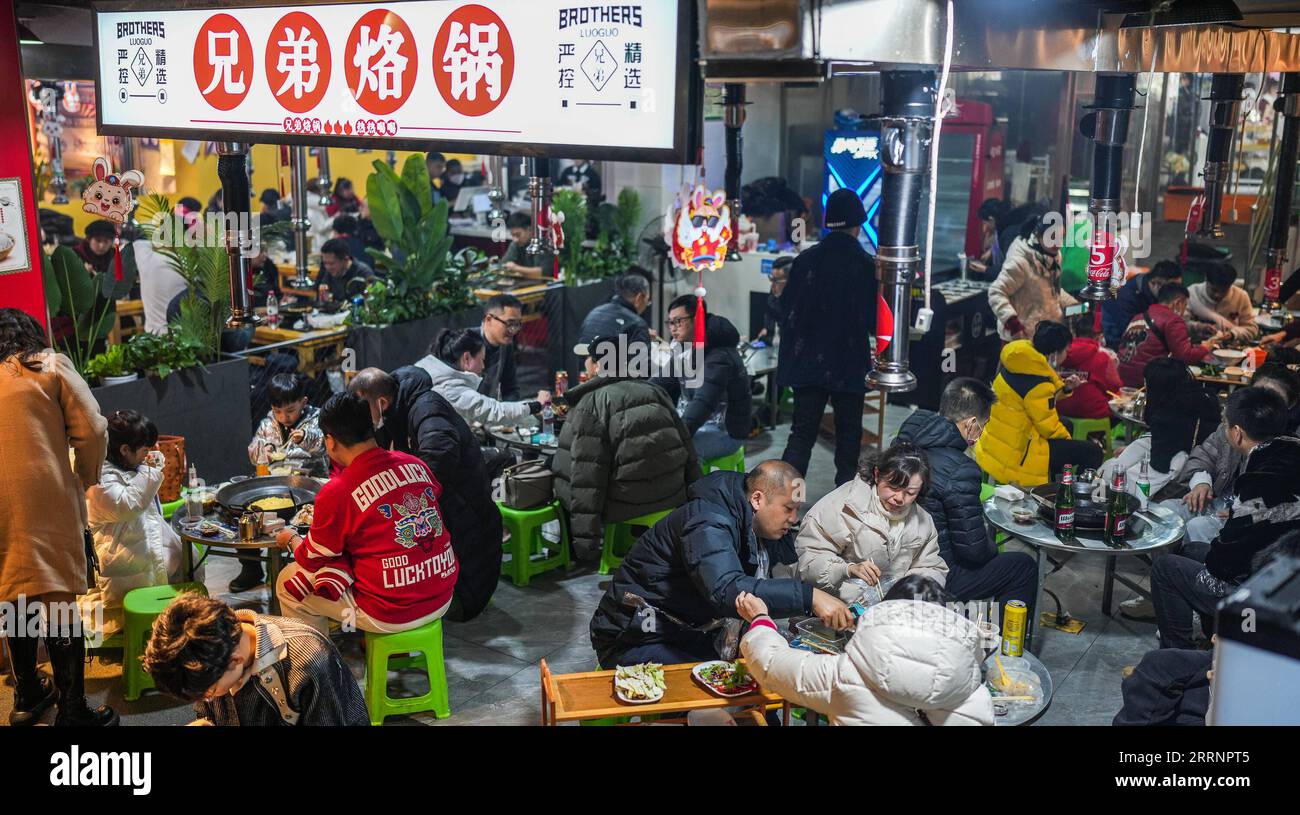 230124 -- GUIYANG, 24. Januar 2023 -- Menschen genießen lokale Speisen im Nanming Bezirk von Guiyang, Südwestchinas Provinz Guizhou, 23. Januar 2023. Die Menschen genießen während der Frühlingsfesttage verschiedene Arten von Küche in China. CHINA-SPRING FESTIVAL-CUISINE CN TaoxLiang PUBLICATIONxNOTxINxCHN Stockfoto