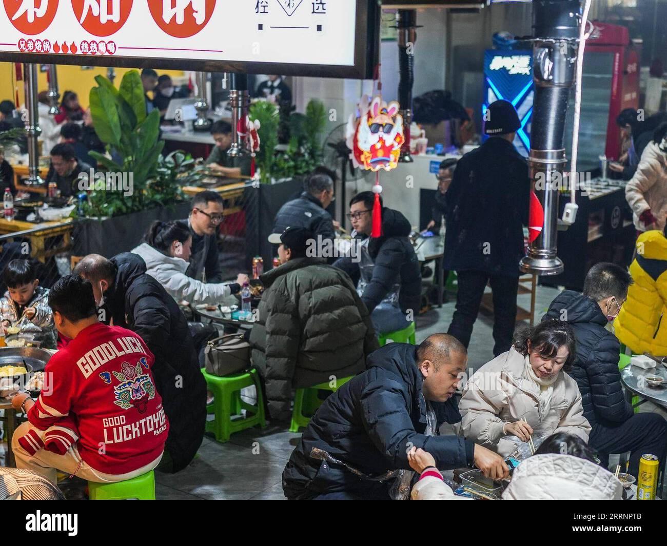 230124 -- GUIYANG, 24. Januar 2023 -- Menschen genießen lokale Speisen im Nanming Bezirk von Guiyang, Südwestchinas Provinz Guizhou, 23. Januar 2023. Die Menschen genießen während der Frühlingsfesttage verschiedene Arten von Küche in China. CHINA-SPRING FESTIVAL-CUISINE CN TaoxLiang PUBLICATIONxNOTxINxCHN Stockfoto