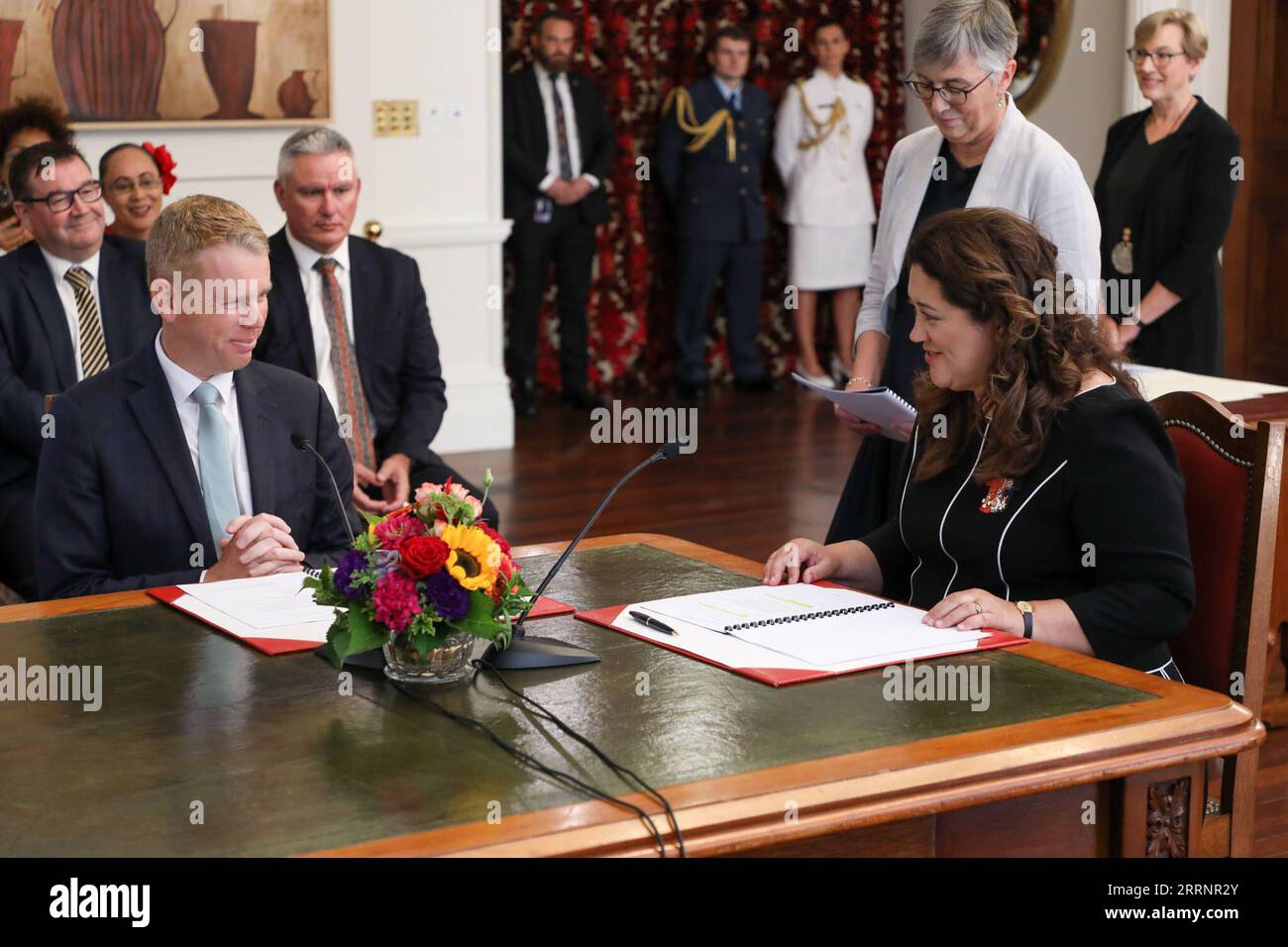 230126 -- WELLINGTON, 26. Januar 2023 -- Neuseelands Generalgouverneur Cindy Kiro R, Front und Chris Hipkins L, Front nehmen an der Vereidigung in Wellington, Neuseeland, 25. Januar 2023 Teil. Chris Hipkins wurde am Mittwoch als neuseeländischer Premierminister vereidigt, wobei seine Vorgängerin Jacinda Ardern ihren Rücktritt offiziell ausgab. Premierminister von Neuseeland/Handout via Xinhua NEW ZEALAND-WELLINGTON-NEW PM-SWEARING-IN GuoxLei PUBLICATIONxNOTxINxCHN Stockfoto