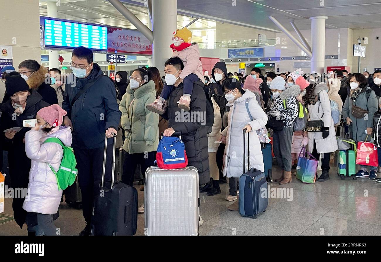 230126 -- PEKING, 26. Januar 2023 -- Passagiere warten auf ihre Züge in Linien am Bahnhof Hohhot East in Hohhot, Nordchina, Autonome Region Innere Mongolei, 26. Januar 2023. Am sechsten Tag des siebentägigen Frühlingsfests verzeichnete China eine Zunahme der Personenfahrten mit der Eisenbahn. CHINA-EISENBAHN-PERSONENVERKEHR CN LixXin PUBLICATIONxNOTxINxCHN Stockfoto