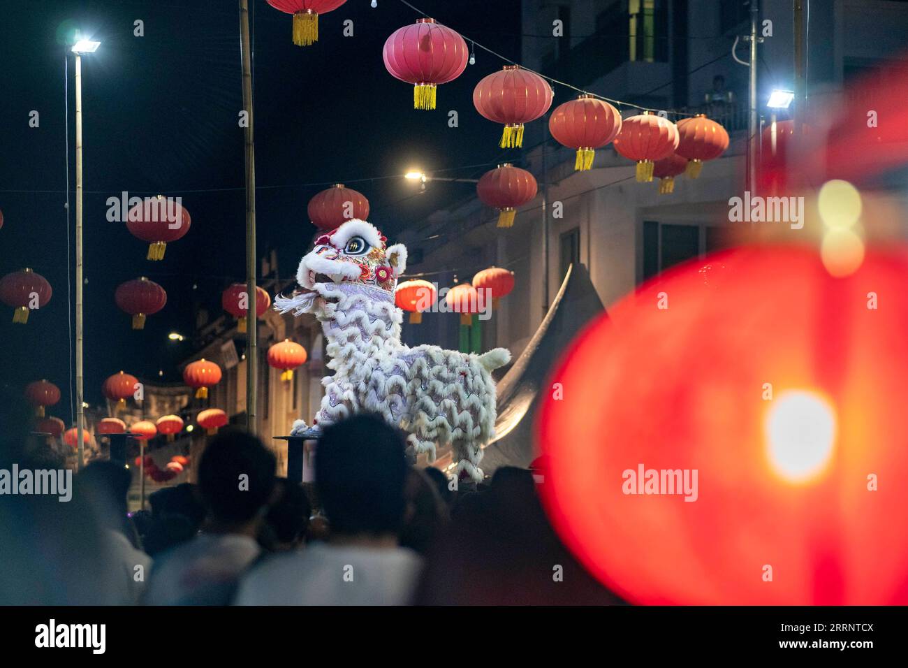 230130 -- GEORGE TOWN, 30. Januar 2023 -- Künstler führen Löwentanz bei der Penang Chinesischen Neujahrsfeier in George Town, Penang, Malaysia, 28. Januar 2023 auf. Foto von /Xinhua MALAYSIA-PENANG-CHINESISCHE NEUJAHRSFEIER ChongxVoonxChung PUBLICATIONxNOTxINxCHN Stockfoto