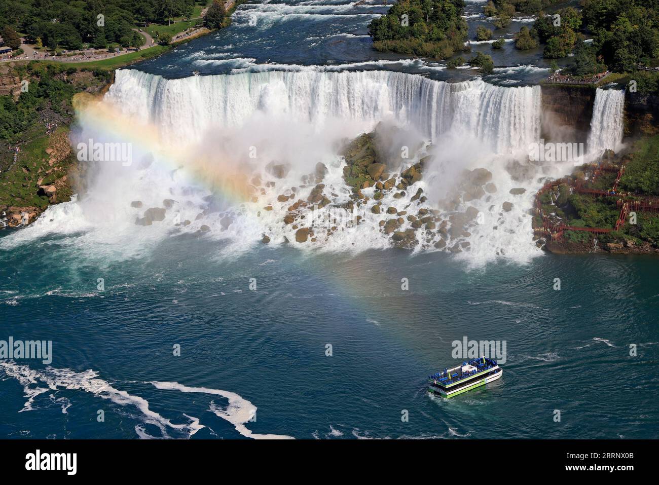 Luftaufnahme der amerikanischen und der Bridal Veil Falls, einschließlich des Segelbootes „Maid of the Mist“ auf dem Niagara River, der natürlichen Grenze zwischen Kanada und den USA Stockfoto