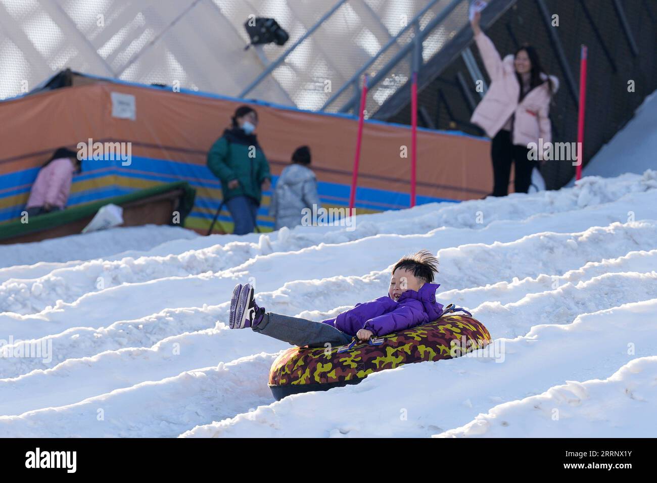 230203 -- PEKING, 3. Februar 2023 -- Ein Kind genießt kreative Eis-und-Schnee-Aktivitäten im Big Air Shougang in Peking, Hauptstadt von China, 31. Januar 2023. Angetrieben von den Olympischen Winterspielen 2022 in Peking hat der Eis- und Schneetourismus bei den Chinesen allmählich an Popularität gewonnen. Verschiedene Wettkampfstätten, wie das Erbe der Olympischen Winterspiele in Peking, boten der breiten Öffentlichkeit leichten Zugang zu Eis- und Schneeanlagen. SPCHINA-PEKING-OLYMPISCHE WINTERSPIELE-LEGACY CN JUXHUANZONG PUBLICATIONXNOTXINXCHN Stockfoto