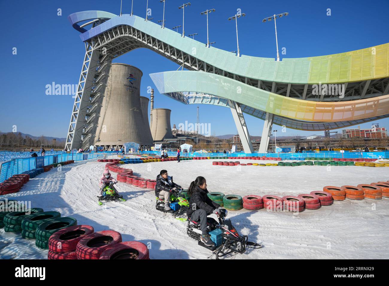230203 -- PEKING, 3. Februar 2023 -- Menschen genießen kreative Eis-und-Schnee-Aktivitäten im Big Air Shougang in Peking, Hauptstadt von China, 31. Januar 2023. Angetrieben von den Olympischen Winterspielen 2022 in Peking hat der Eis- und Schneetourismus bei den Chinesen allmählich an Popularität gewonnen. Verschiedene Wettkampfstätten, wie das Erbe der Olympischen Winterspiele in Peking, boten der breiten Öffentlichkeit leichten Zugang zu Eis- und Schneeanlagen. SPCHINA-PEKING-OLYMPISCHE WINTERSPIELE-LEGACY CN JUXHUANZONG PUBLICATIONXNOTXINXCHN Stockfoto