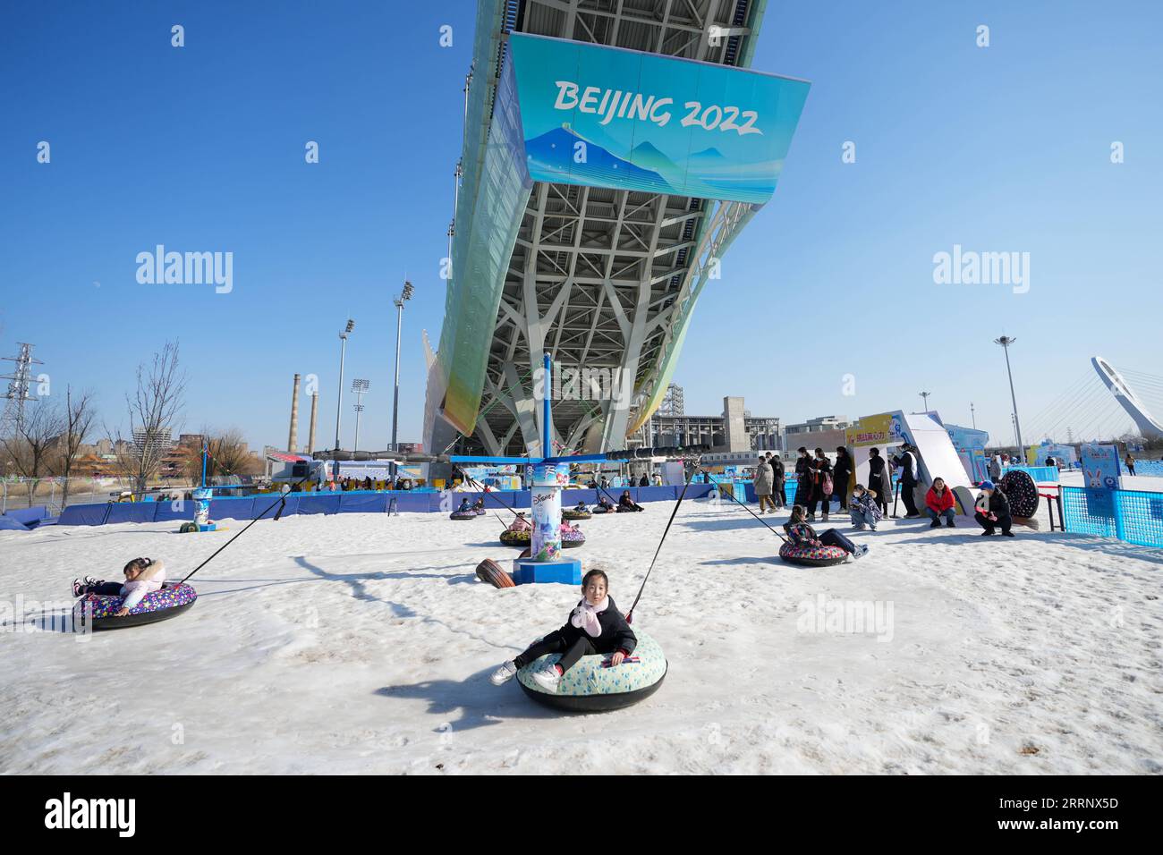230203 -- PEKING, 3. Februar 2023 -- Menschen genießen kreative Eis-und-Schnee-Aktivitäten im Big Air Shougang in Peking, Hauptstadt von China, 31. Januar 2023. Angetrieben von den Olympischen Winterspielen 2022 in Peking hat der Eis- und Schneetourismus bei den Chinesen allmählich an Popularität gewonnen. Verschiedene Wettkampfstätten, wie das Erbe der Olympischen Winterspiele in Peking, boten der breiten Öffentlichkeit leichten Zugang zu Eis- und Schneeanlagen. SPCHINA-PEKING-OLYMPISCHE WINTERSPIELE-LEGACY CN JUXHUANZONG PUBLICATIONXNOTXINXCHN Stockfoto