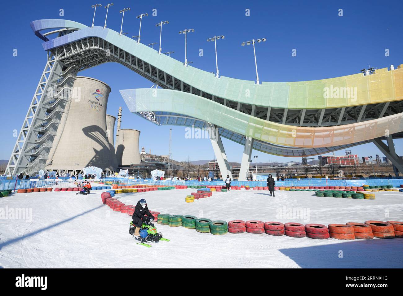 230204 -- PEKING, 4. Februar 2023 -- Menschen genießen kreative Eis-und-Schnee-Aktivitäten im Big Air Shougang in Peking, Hauptstadt von China, 15. Januar 2023. Xinhua-Schlagzeilen: Ein Jahr später prägen die Olympischen Winterspiele in Peking die chinesische Gesellschaft JuxHuanzong PUBLICATIONxNOTxINxCHN nachhaltig Stockfoto