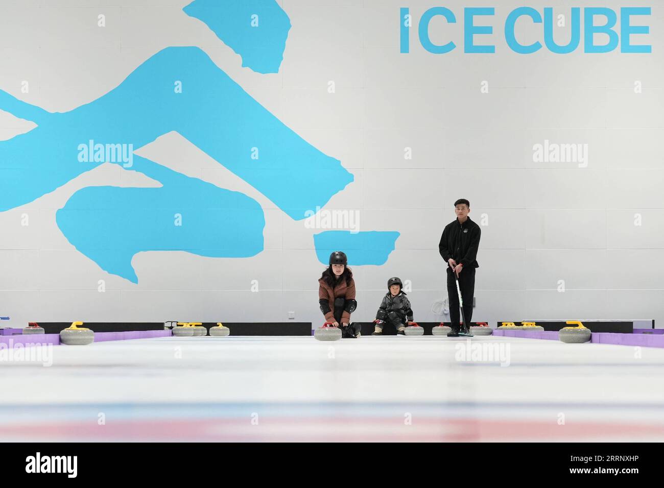 230204 -- PEKING, 4. Februar 2023 -- Menschen üben Curling im National Aquatics Center in Peking, Hauptstadt von China, 1. Februar 2023. Xinhua-Schlagzeilen: Ein Jahr später prägen die Olympischen Winterspiele in Peking die chinesische Gesellschaft JuxHuanzong PUBLICATIONxNOTxINxCHN nachhaltig Stockfoto