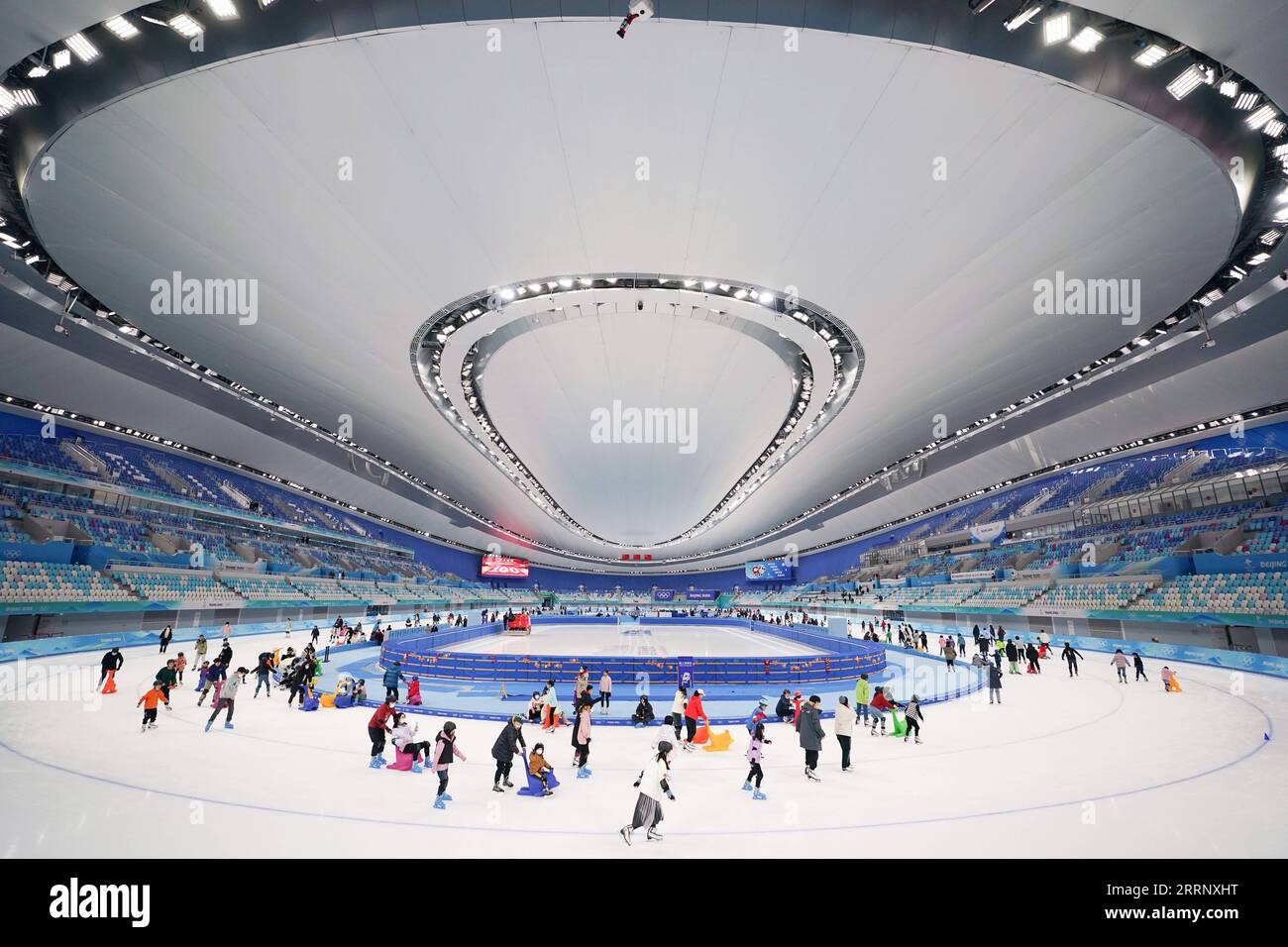 230204 -- PEKING, 4. Februar 2023 -- die Leute genießen Schlittschuhlaufen im National Speed Skating Oval in Peking, Hauptstadt von China, 30. Januar 2023. Xinhua-Schlagzeilen: Ein Jahr später prägen die Olympischen Winterspiele in Peking die chinesische Gesellschaft JuxHuanzong PUBLICATIONxNOTxINxCHN nachhaltig Stockfoto
