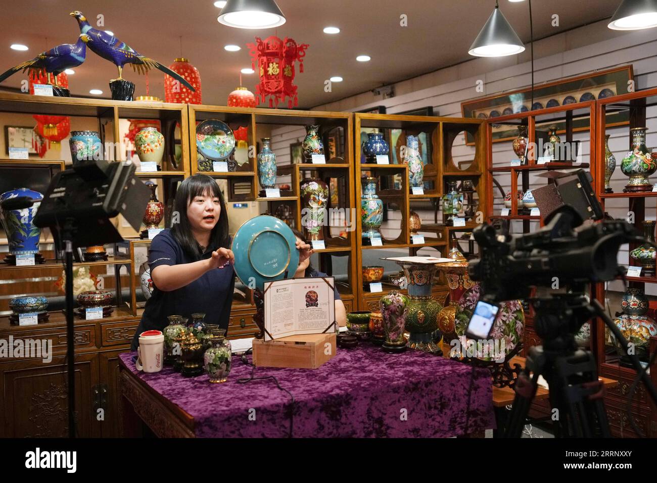 230205 -- PEKING, 5. Februar 2023 -- Ein Mitarbeiter fördert Cloisonne-Handwerk durch Livestreaming bei Beijing Enamel Factory Co., Ltd. In Peking, Hauptstadt von China, 18. Juni 2022. Xinhua Schlagzeilen: Legacy und Innovation -- Chinas altehrwürdige Marken halten mit den Zeiten in der neuen Ära Schritt JuxHuanzong PUBLICATIONxNOTxINxCHN Stockfoto
