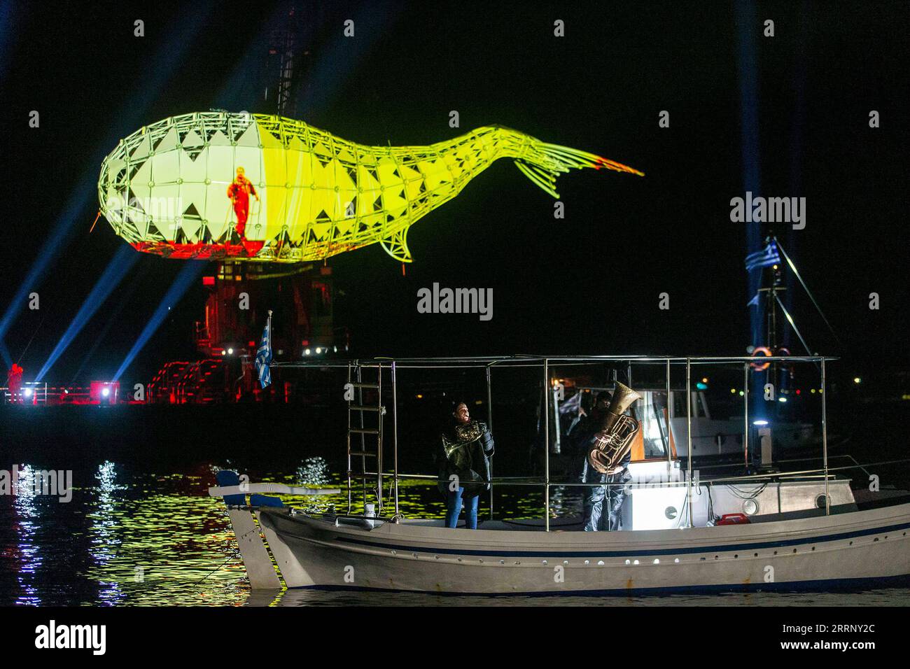 230205 -- ELEFSINA, 5. Februar 2023 -- Ein mechanischer Fisch wird in einem Hafen von Elefsina, Griechenland, 4. Februar 2023 gesehen. Die Eröffnungszeremonie der Kulturhauptstadt Europas 2023 fand am Samstag in Elefsina, etwa 20 km westlich von Athen, statt. MIT DEN Veranstaltungen ZUR Kulturhauptstadt Europas beginnen die Veranstaltungen GRIECHENLAND-ELEFSINA-EUROPÄISCHE KULTURHAUPTSTADT MariosxLolos PUBLICATIONxNOTxINxCHN Stockfoto