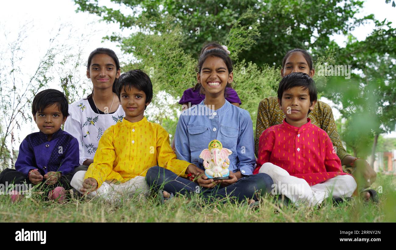 Kleines indisches Mädchen Kind mit Lord ganesha und Beten, indisches ganesh-Festival oder Diwali-Festival Stockfoto