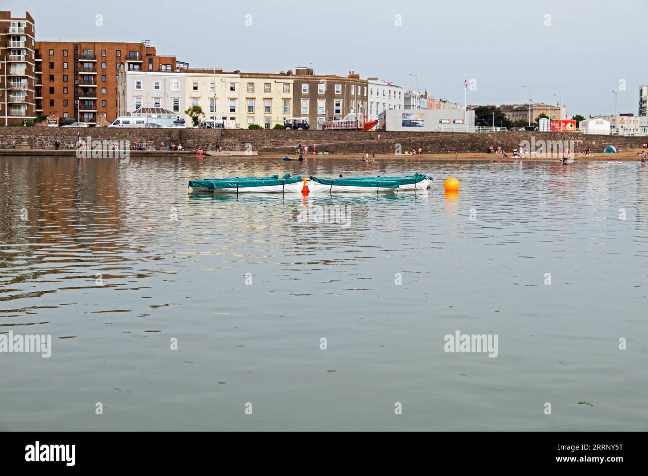 Boote, die Teil von Luke Jerrams Installation Crossings sein werden, die am 7. September 2023 in Weston-super-Mare, Großbritannien, in der Mitte des Marine Lake vor Anker liegen. Crossings besteht aus einer Reihe von Ruderbooten, die mit Lautsprechern ausgestattet sind, die Geschichten aus der ganzen Welt wiedergeben. Crossings ist Teil des Whirligig Festival of Outdoor Arts, das am 9. Und 10. September 2023 in Weston-super-Mare stattfindet. Stockfoto