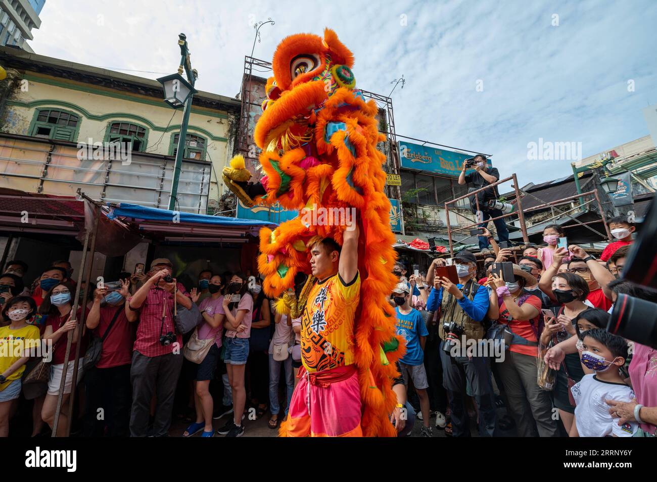 230205 -- KUALA LUMPUR, 5. Februar 2023 -- Menschen beobachten Löwentanz während der Lantern Festival Feier in der Petaling Street von Kuala Lumpur, Malaysia, 5. Februar 2023. Foto von /Xinhua MALAYSIA-KUALA LUMPUR-LATERNE FESTIVAL-FEIER ChongxVoonxChung PUBLICATIONxNOTxINxCHN Stockfoto