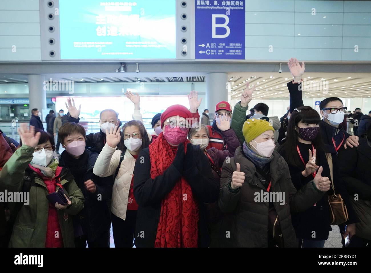 230206 -- PEKING, 6. Februar 2023 -- Touristen der ersten Reisegruppe aus Hongkong nehmen an einer Begrüßungszeremonie am Beijing Capital International Airport in Peking, Hauptstadt von China, am 6. Februar 2023 Teil. Das chinesische Festland nahm mit den Sonderverwaltungsregionen Hongkong und Macau ab Montag wieder die normale Reise auf, was voraussichtlich einen starken Impuls für die wirtschaftliche Entwicklung der beiden Regionen darstellen wird. Am Montag traf die erste Hong Kong Tourgruppe von 17 Personen seit der vollständigen Wiederaufnahme der grenzüberschreitenden Reise zwischen Hongkong und dem Festland in Peking ein. CHINA-PEKING-HONGKONG-FIRS Stockfoto