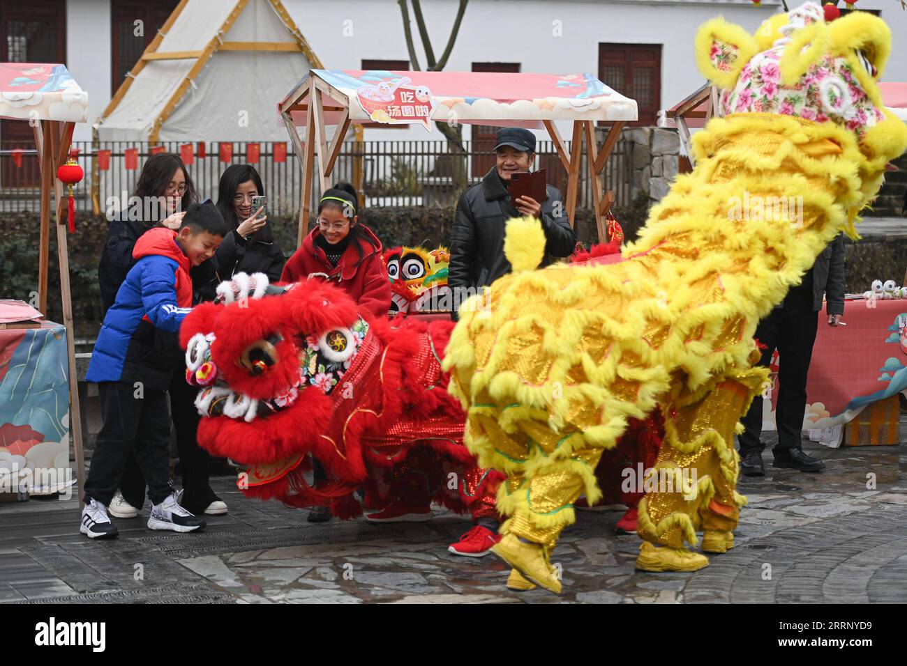 230205 -- HUZHOU, 5. Februar 2023 -- Kinder interagieren mit Lion-Tanzdarstellern im Dorf Lucun der Stadt Balidian, Stadt Huzhou, ostchinesische Provinz Zhejiang, 5. Februar 2023. Die Menschen feiern das Laternenfest, den 15. Tag des ersten Monats des chinesischen Mondkalenders, mit verschiedenen traditionellen Bräuchen im ganzen Land. CHINA-LATERNEN-FESTIVAL-TRADITIONELLE BENUTZERDEFINIERTE CN HUANGXZONGZHI PUBLICATIONXNOTXINXCHN Stockfoto