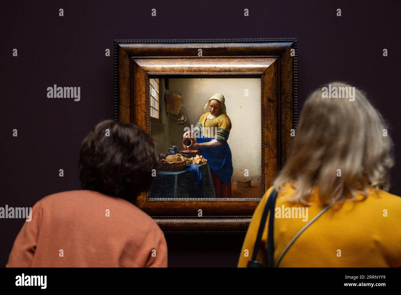 230207 -- AMSTERDAM, 7. Februar 2023 -- Besucher sehen ein Kunstwerk des niederländischen Malers Johannes Vermeer während einer Pressevorschau einer Ausstellung im Rijksmuseum in Amsterdam, Niederlande, am 7. Februar 2023. Mit Darlehen aus der ganzen Welt wird die Ausstellung voraussichtlich die größte Vermeer-Ausstellung aller Zeiten sein und vom 10. Februar bis 4. Juni der Öffentlichkeit zugänglich gemacht. Foto von /Xinhua DIE NIEDERLANDE-AMSTERDAM-VERMEER-AUSSTELLUNG SylviaxLederer PUBLICATIONxNOTxINxCHN Stockfoto