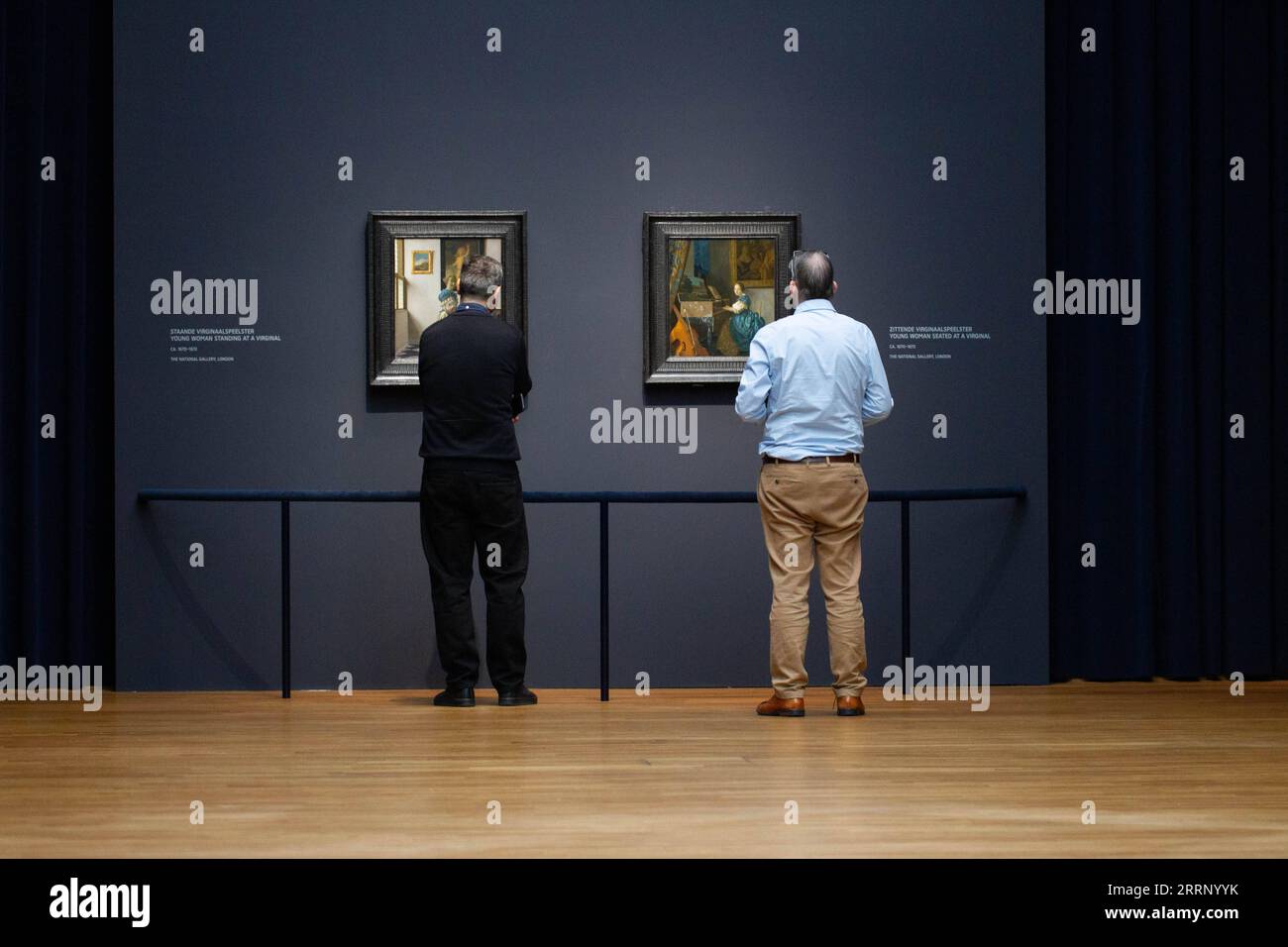 230207 -- AMSTERDAM, 7. Februar 2023 -- die Besucher sehen die Kunstwerke des niederländischen Malers Johannes Vermeer während einer Pressevorschau einer Ausstellung im Rijksmuseum in Amsterdam, Niederlande, am 7. Februar 2023. Mit Darlehen aus der ganzen Welt wird die Ausstellung voraussichtlich die größte Vermeer-Ausstellung aller Zeiten sein und vom 10. Februar bis 4. Juni der Öffentlichkeit zugänglich gemacht. Foto von /Xinhua DIE NIEDERLANDE-AMSTERDAM-VERMEER-AUSSTELLUNG SylviaxLederer PUBLICATIONxNOTxINxCHN Stockfoto