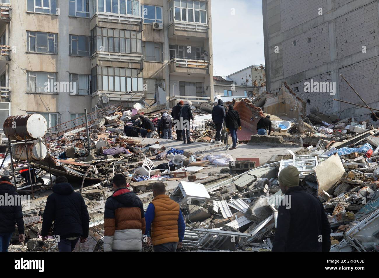 230207 -- KAHRAMANMARAS TRKIYE, 7. Februar 2023 -- Menschen versammeln sich unter den Trümmern eines Gebäudes, das am 7. Februar 2023 bei einem starken Erdbeben in Kahramanmaras, T¹rkiye, zerstört wurde. Die Zahl der Todesopfer in T¹rkiye verheerenden Erdbeben stieg am Dienstag auf 5.434, während die Zahl der Verletzungen auf 31.777, sagte der türkische Gesundheitsminister Fahrettin Koca. Foto von /Xinhua TRKIYE-KAHRAMANMARAS-ERDBEBEN-TODESOPFER MustafaxKaya PUBLICATIONxNOTxINxCHN Stockfoto