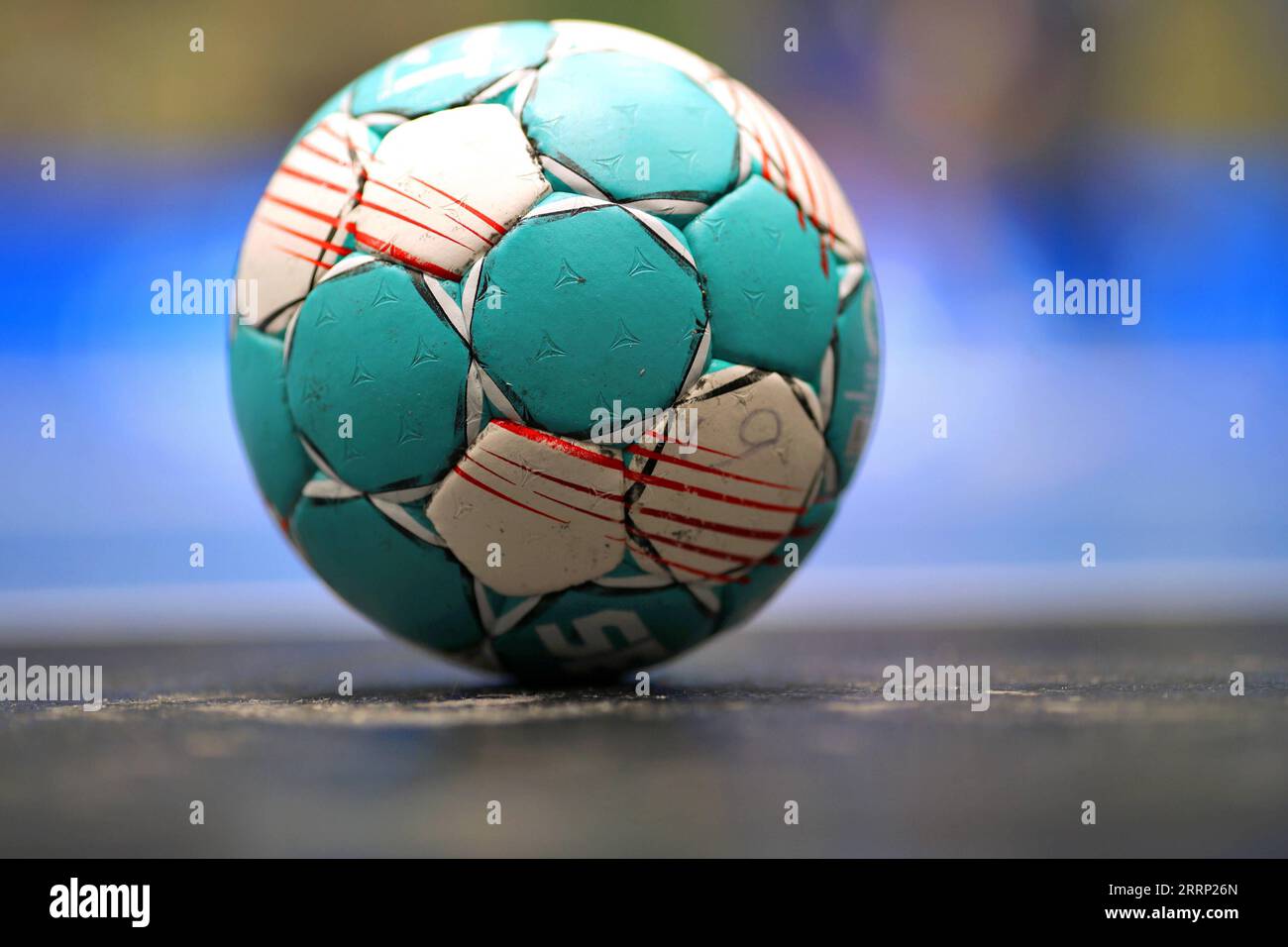 12.12.2023, Wuppertal, Handball, Symbolfoto Spielball liegt auf dem Boden im Tor Bergischer HC - MT Melsungen MaximilianxKoch PUBLICATIONxNOTxINxCHN Stockfoto