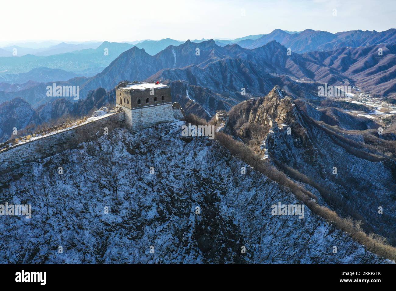 230214 -- PEKING, 14. Februar 2023 -- dieses Luftbild vom 13. Februar 2023 zeigt die Schneelandschaft des Jiankou-Abschnitts der Chinesischen Mauer in Peking, der Hauptstadt Chinas. CHINA-PEKING-GREAT WALL-LANDSCHAFT CN CHENXYEHUA PUBLICATIONXNOTXINXCHN Stockfoto