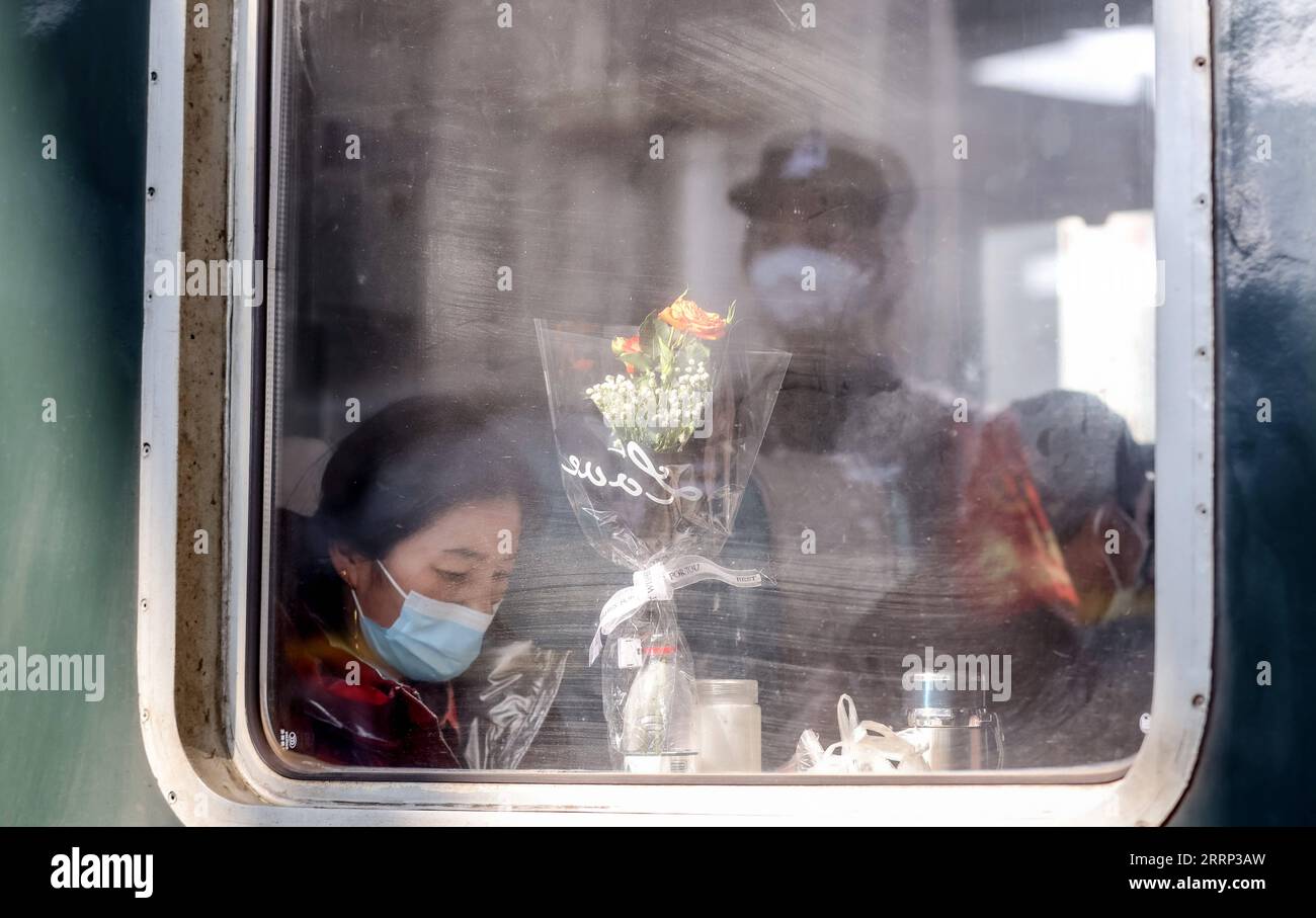 230215 -- WUCHANG, 15. Februar 2023 -- Passagiere sind an Bord eines Zuges am Wuchang Bahnhof in Wuchang, zentralchinesische Provinz Hubei, 15. Februar 2023. Der 40-tägige Reiserouch des Frühlingsfestes, eine Massenmigration anlässlich des chinesischen Neujahrsfestes, endete offiziell am Mittwoch mit mehr als 1,5 Milliarden Fahrten auf der Schiene, der Autobahn, dem Wasser und der Zivilluftfahrt. Foto von /Xinhua CHINA-SPRING FESTIVAL REISE RUSH-FAZIT CN ZhaoxJun PUBLICATIONxNOTxINxCHN Stockfoto