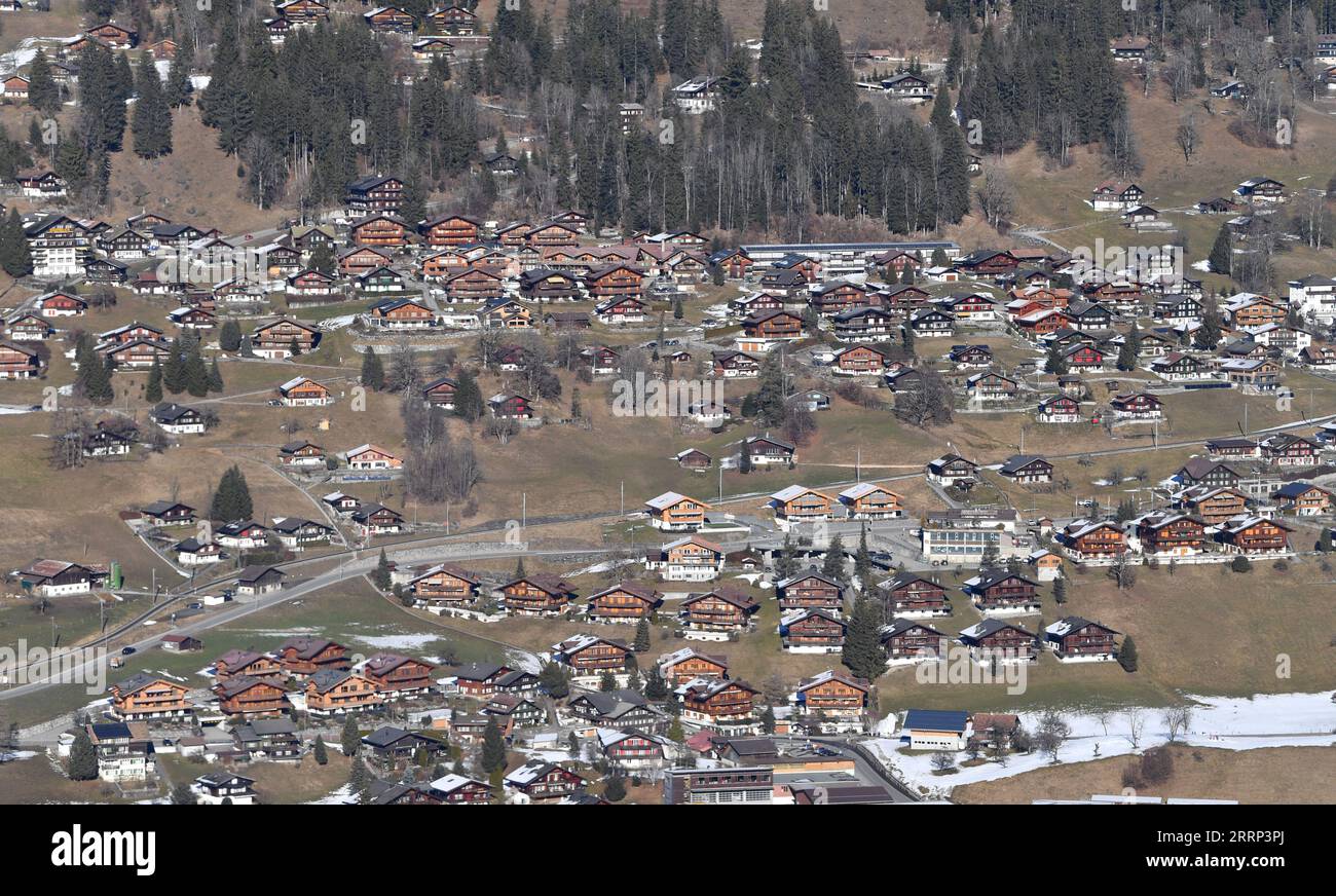 230215 -- GENF, 15. Februar 2023 -- dieses Foto vom 14. Februar 2023 zeigt die Landschaft der Jungfrau-Region in der Schweiz. Eine Gruppe von 25 Menschen aus China besuchte am 13. Und 14. Februar die Stadt Luzern und den beliebten malerischen Ort und Wintersportort Jungfrau in der Zentralschweiz, nach drei Jahren Pandemie-bedingter Pause. Ich freue mich sehr, all das wieder zu sehen, sagte Cui Chenghai, ein Tourist, der die Schweiz vor dem Ausbruch der Pandemie besuchte. Es ist drei Jahre her, und alles hier hat sich nicht geändert, aber ich fühle mich anders. Ab 6. Februar, Reisebüros und online Stockfoto