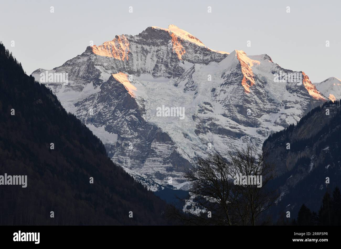 230215 GENF, 15. Februar 2023 dieses Foto vom 14. Februar 2023 zeigt Jungfrau Peak bei