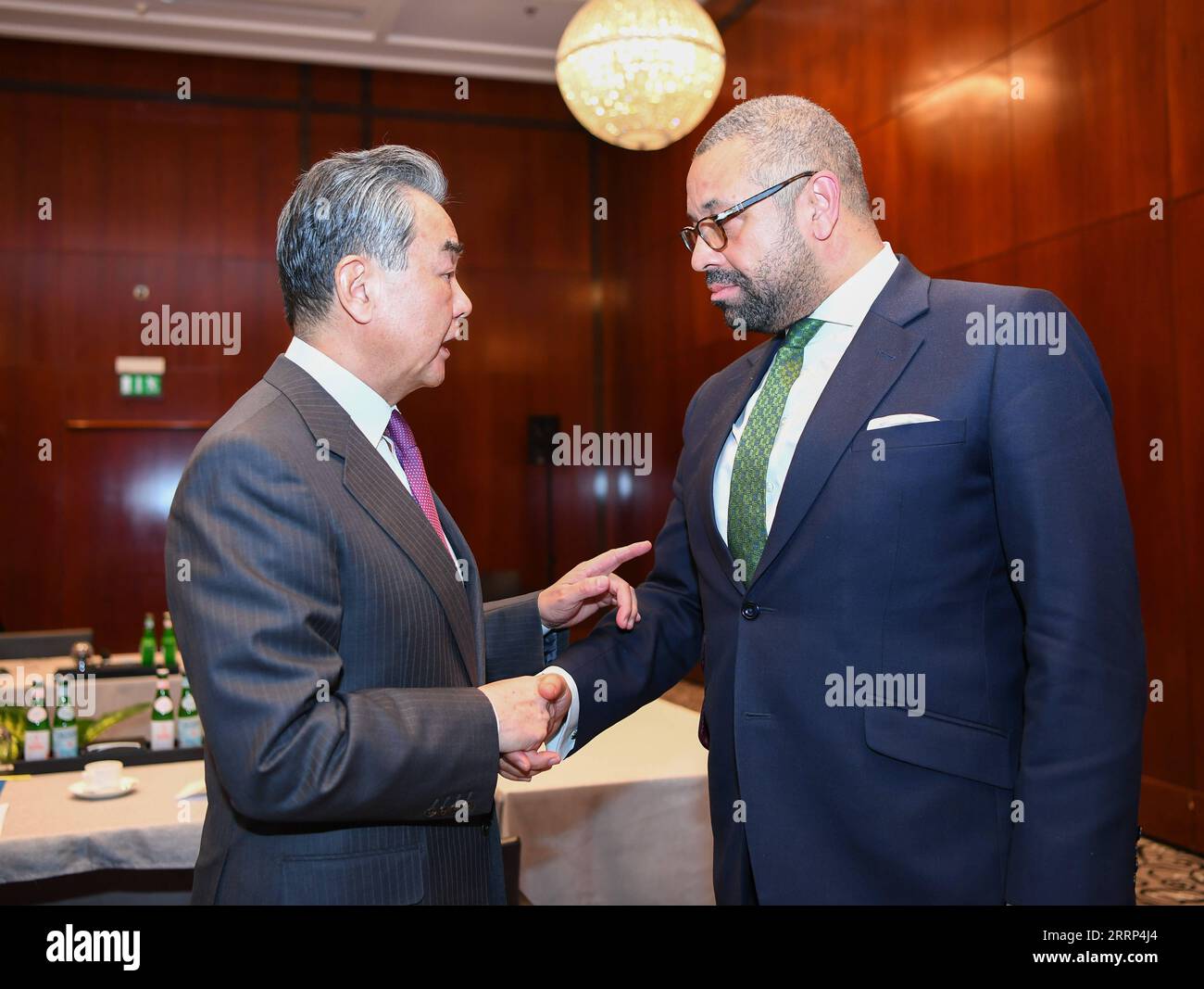 230219 -- MÜNCHEN, 19. Februar 2023 -- Wang Yi L, Mitglied des Politischen Büros des Zentralkomitees der Kommunistischen Partei Chinas und Direktor des Büros der Kommission für auswärtige Angelegenheiten des Zentralkomitees der Kommunistischen Partei Chinas, trifft sich mit James Cleverly, dem britischen Staatssekretär für auswärtige Angelegenheiten, Commonwealth and Development Affairs, am Rande der laufenden Münchner Sicherheitskonferenz am 18. Februar 2023 in München. DEUTSCHLAND-MÜNCHEN-WANG YI-JAMES SCHLAUES TREFFEN MIT RENXPENGFEI PUBLICATIONXNOTXINXCHN Stockfoto