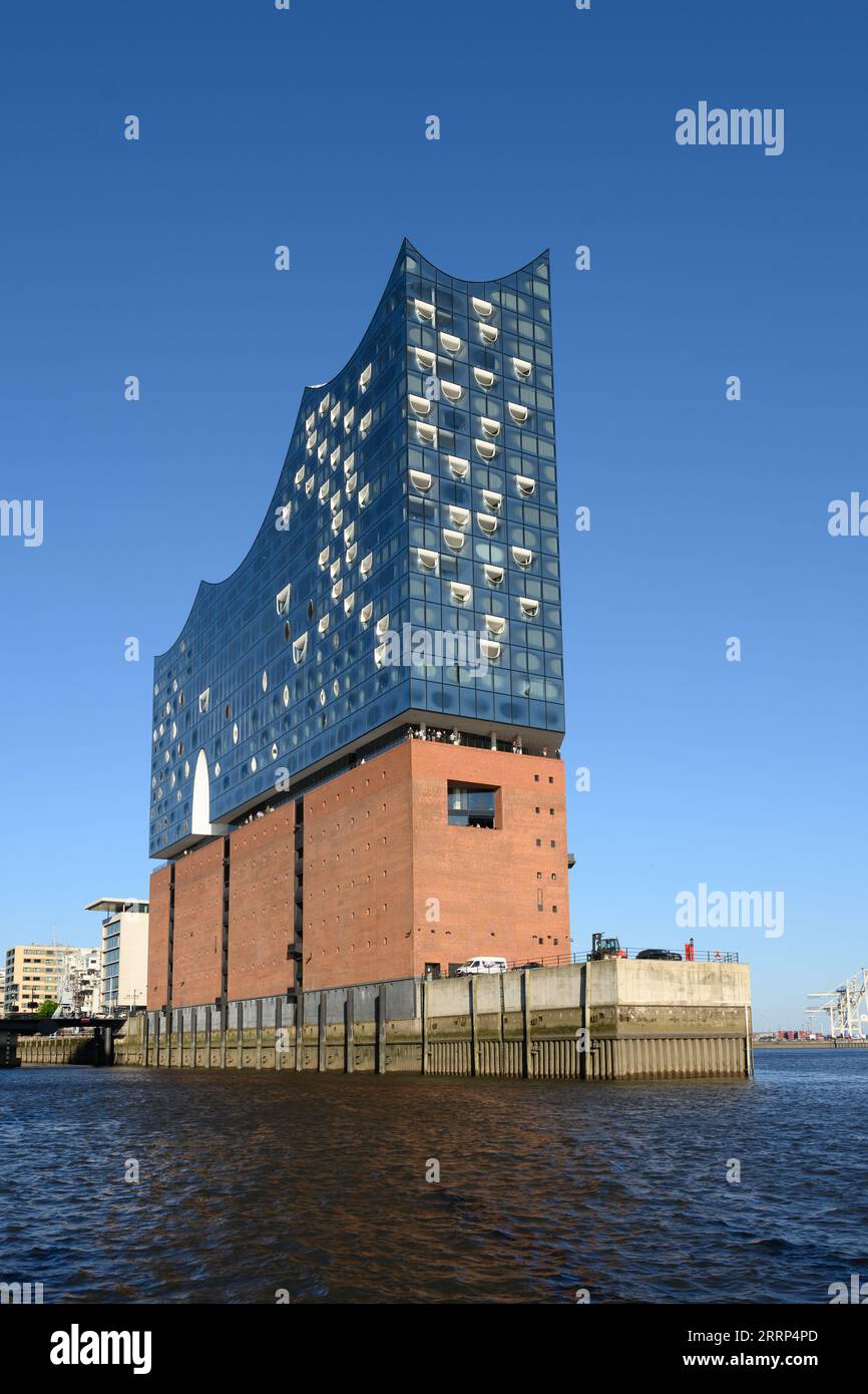 Hamburg, Deutschland - 13. Juni 2023: Elbphilharmonie oder Elbphilharmonische Halle Außenfassade. Stockfoto