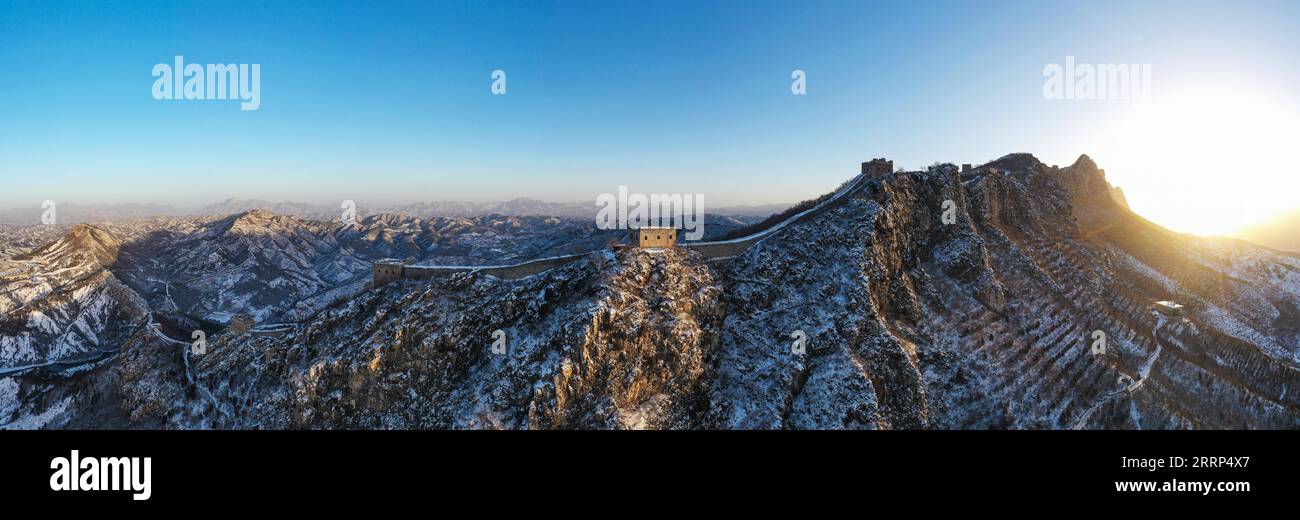 230219 -- PEKING, 19. Februar 2023 -- dieses Luftpanoramafoto vom 19. Februar 2023 zeigt die Schneelandschaft des Simatai-Abschnitts der Chinesischen Mauer bei Sonnenaufgang in Peking, der Hauptstadt Chinas. CHINA-PEKING-GROSSE WAND-SCHNEE LANDSCHAFT CN CHENXYEHUA PUBLICATIONXNOTXINXCHN Stockfoto