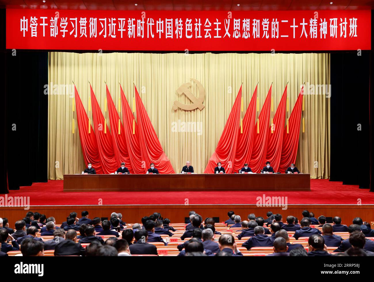 230220 -- PEKING, 20. Februar 2023 -- Cai Qi, Mitglied des Ständigen Ausschusses des Politischen Büros des Zentralkomitees der Kommunistischen Partei Chinas und Mitglied des Sekretariats des Zentralkomitees der Kommunistischen Partei Chinas, anlässlich der Eröffnung einer Studiensitzung an der Parteischule des Zentralkomitees der Kommunistischen Partei Chinas (CPC) am 20. Februar 2023. An der Sitzung über die Studie und Umsetzung von Xi Jinping Thought on Socialism with Chinese Characteristics for a New Era und den Leitprinzipien des 20. Nationalkongresses der KPCh nahmen Beamte Teil, die direkt von Th geleitet werden Stockfoto 230220 -- PEKING, 20. Februar 2023 -- Cai Qi, Mitglied des Ständigen Ausschusses des Politischen Büros des Zentralkomitees der Kommunistischen Partei Chinas und Mitglied des Sekretariats des Zentralkomitees der Kommunistischen Partei Chinas, anlässlich der Eröffnung einer Studiensitzung an der Parteischule des Zentralkomitees der Kommunistischen Partei Chinas (CPC) am 20. Februar 2023. An der Sitzung über die Studie und Umsetzung von Xi Jinping Thought on Socialism with Chinese Characteristics for a New Era und den Leitprinzipien des 20. Nationalkongresses der KPCh nahmen Beamte Teil, die direkt von Th geleitet werden Stockfoto