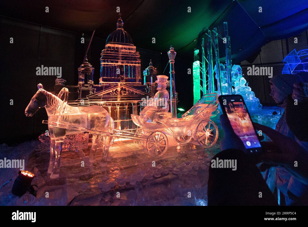 230221 -- ST. PETERSBURG, 21. Februar 2023 -- dieses Foto vom 19. Februar 2023 zeigt Eisskulpturen auf dem Ice Sculptures Festival in St. Petersburg, Russland. Das Festival findet hier vom 15. Februar bis 2. März statt. Foto: /Xinhua RUSSIA-ST. PETERSBURG-ICE-SKULPTUREN IrinaxMotina PUBLICATIONxNOTxINxCHN Stockfoto