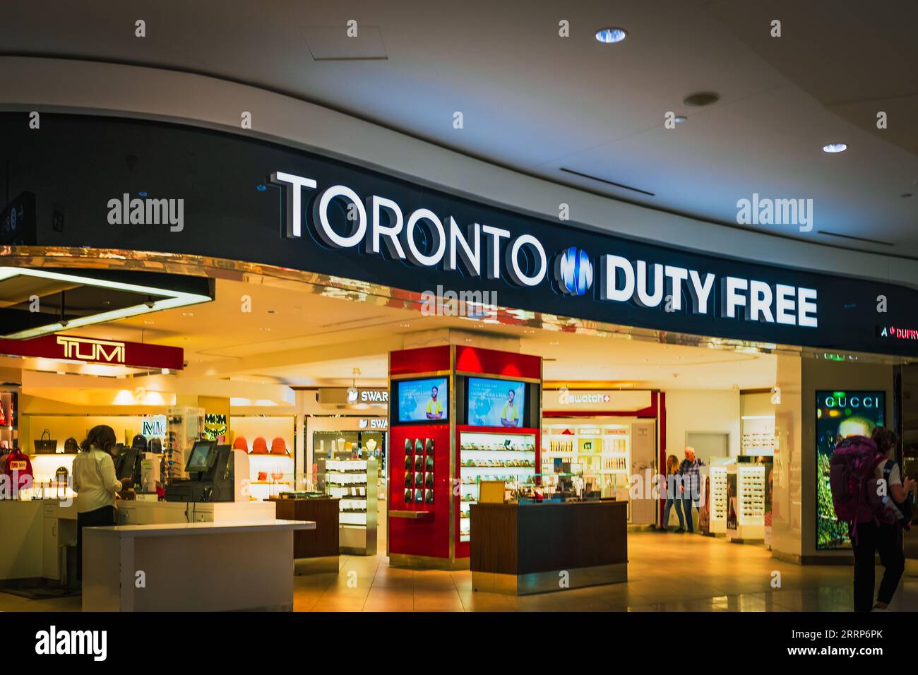 Duty Free Shop im Toronto Pearson International Airport Kanada. Duty-Free-Geschäfte sind Einzelhandelsgeschäfte, die von der Entrichtung nationaler Steuern befreit sind Stockfoto
